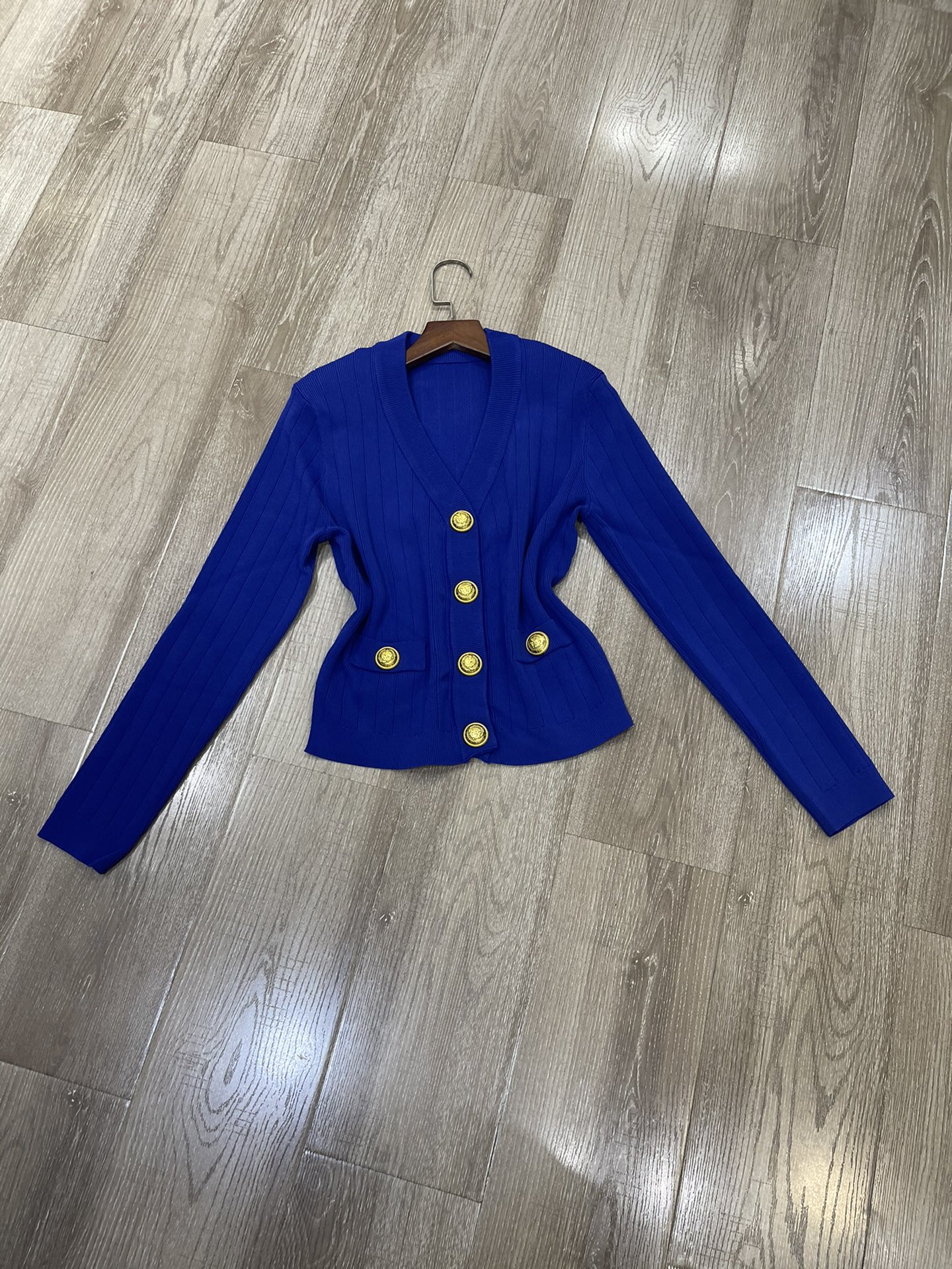 P480 High Quality Women ‘ s Clothes Packed with Balmai Gold Button knitting V-shirt sml