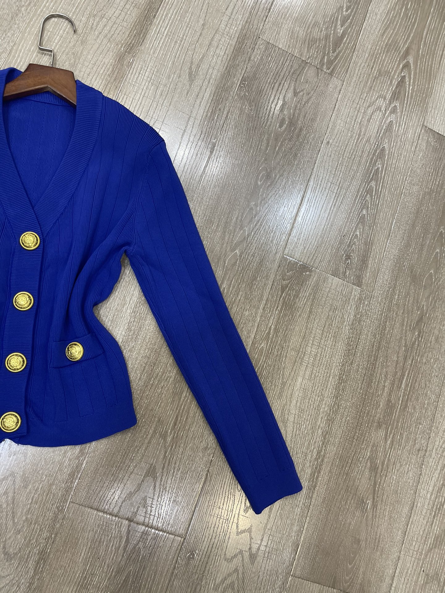 P480 High Quality Women ‘ s Clothes Packed with Balmai Gold Button knitting V-shirt sml - 图片 4