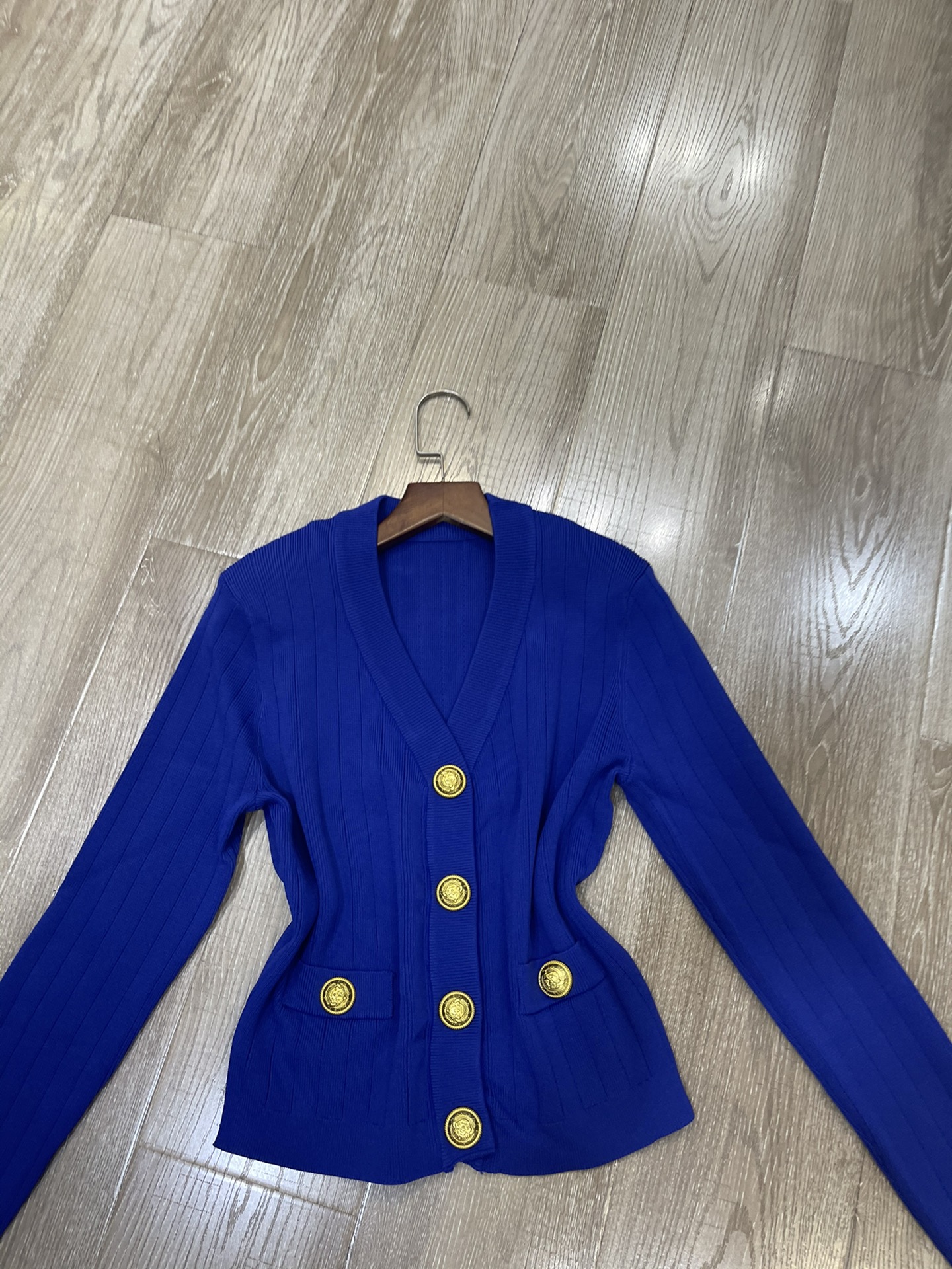 P480 High Quality Women ‘ s Clothes Packed with Balmai Gold Button knitting V-shirt sml - 图片 2