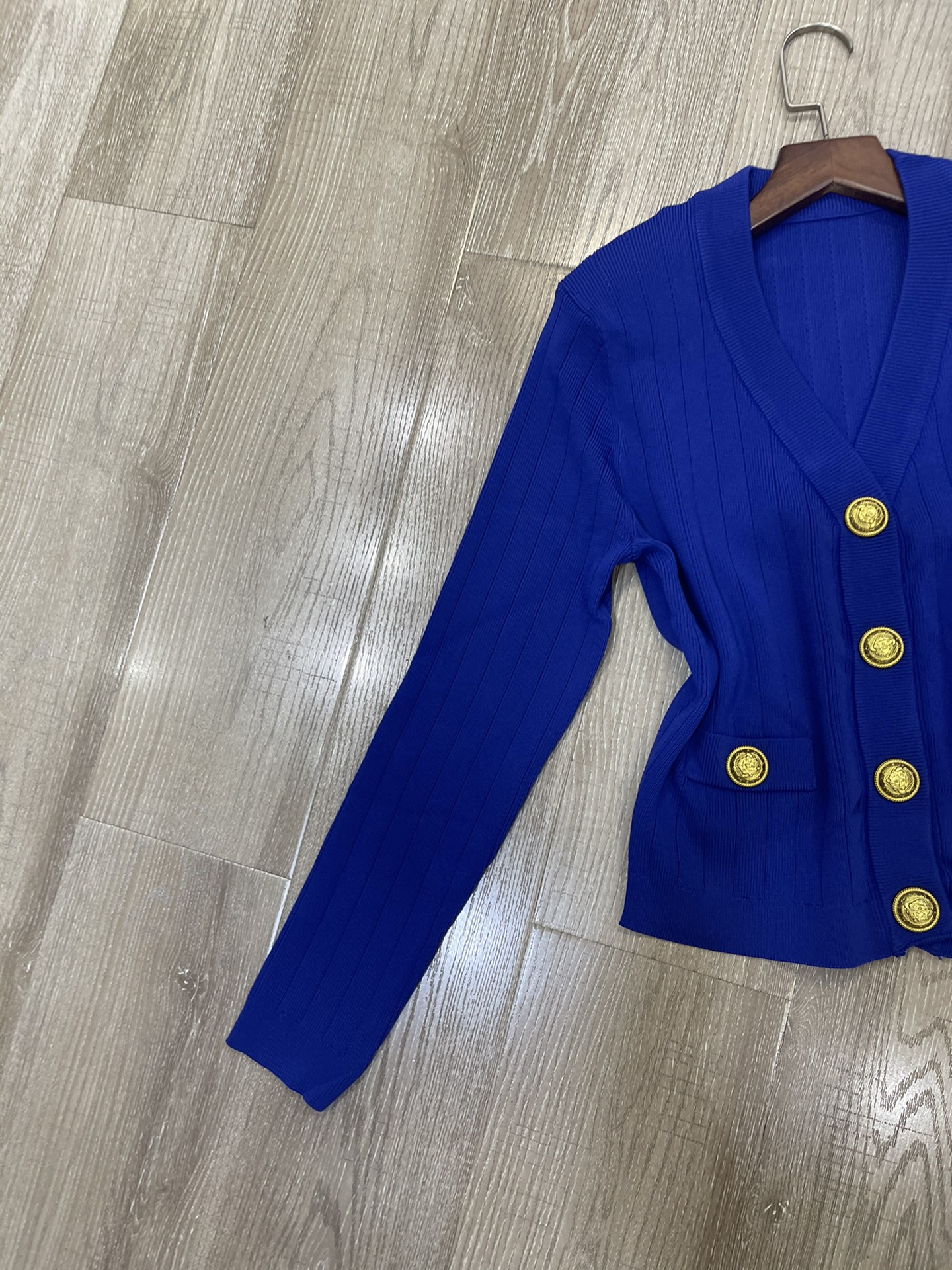 P480 High Quality Women ‘ s Clothes Packed with Balmai Gold Button knitting V-shirt sml - 图片 3