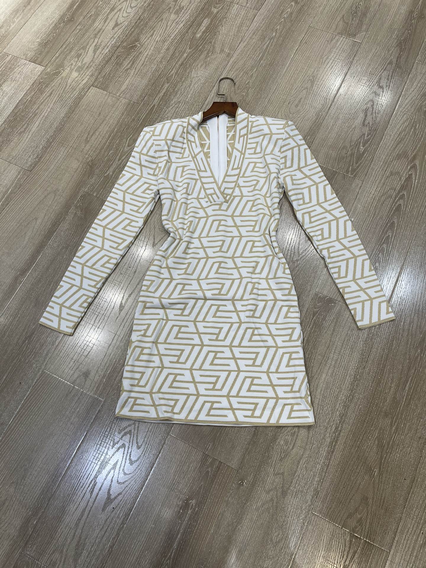 “High-End Women’s Dress with V-Neck, Knitted Design, and Small Fragrance – Product Description” - 图片 1