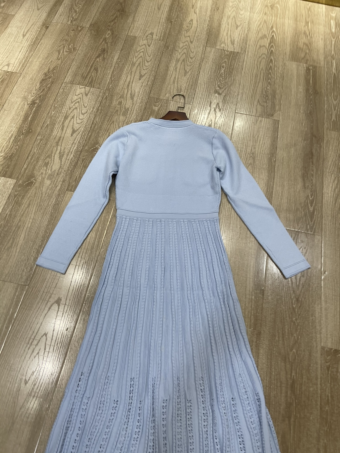 Sandro French-Style Women’s Clothing Collection: Fine-Fro-Sensor Metal Buttoned Dress & Knitted Skirt 2025 - 图片 7
