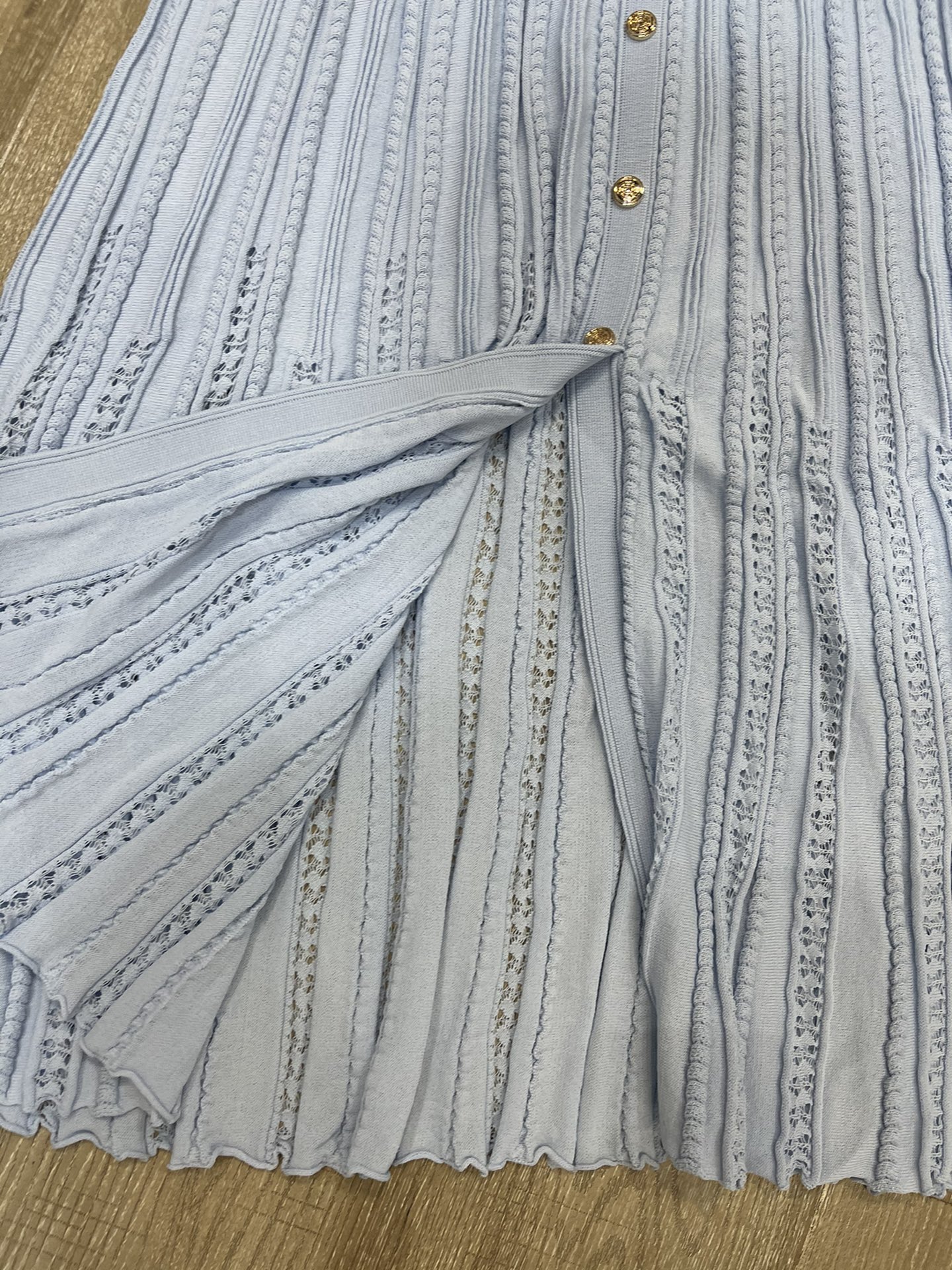 Sandro French-Style Women’s Clothing Collection: Fine-Fro-Sensor Metal Buttoned Dress & Knitted Skirt 2025 - 图片 5