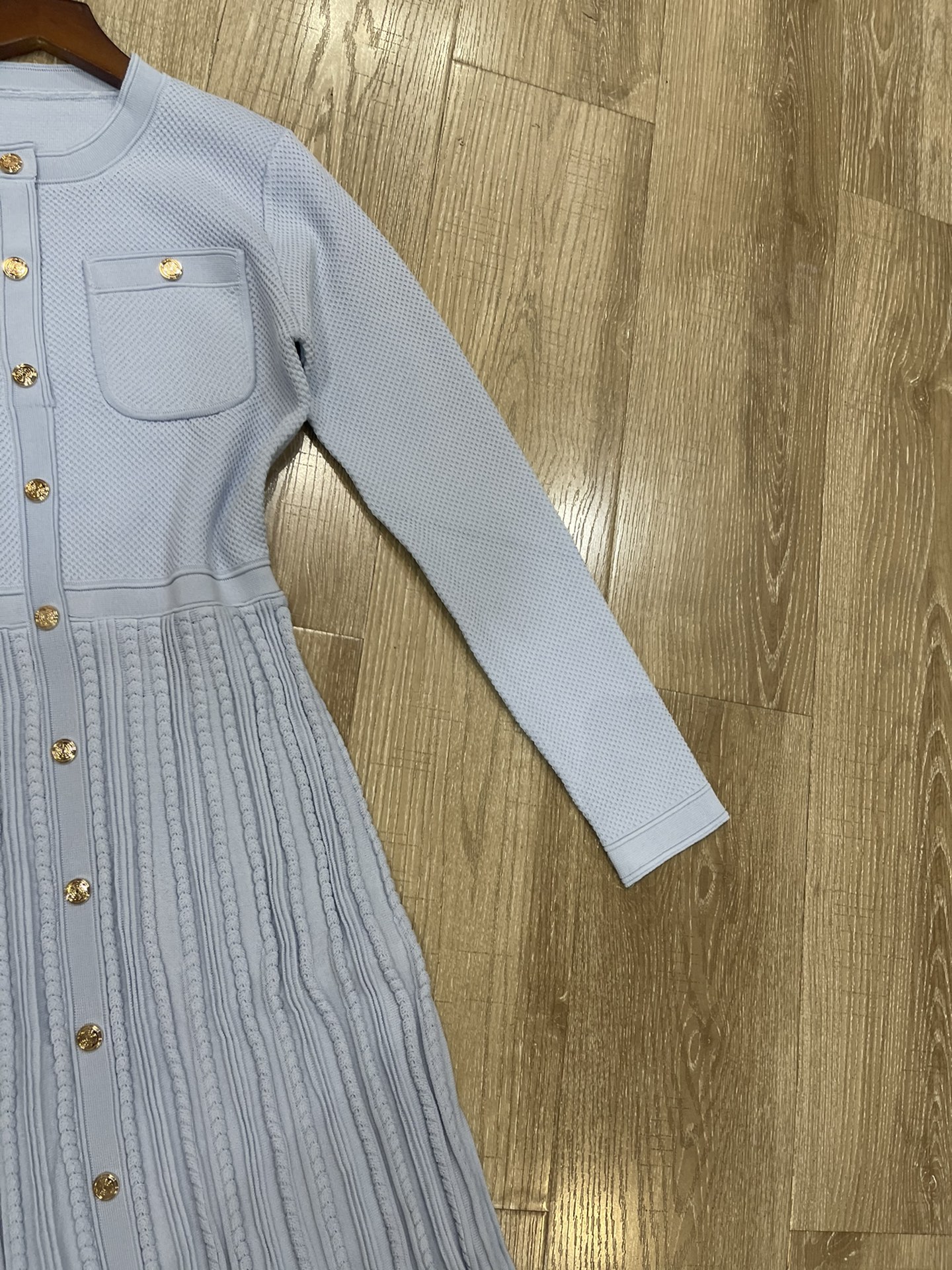Sandro French-Style Women’s Clothing Collection: Fine-Fro-Sensor Metal Buttoned Dress & Knitted Skirt 2025 - 图片 4