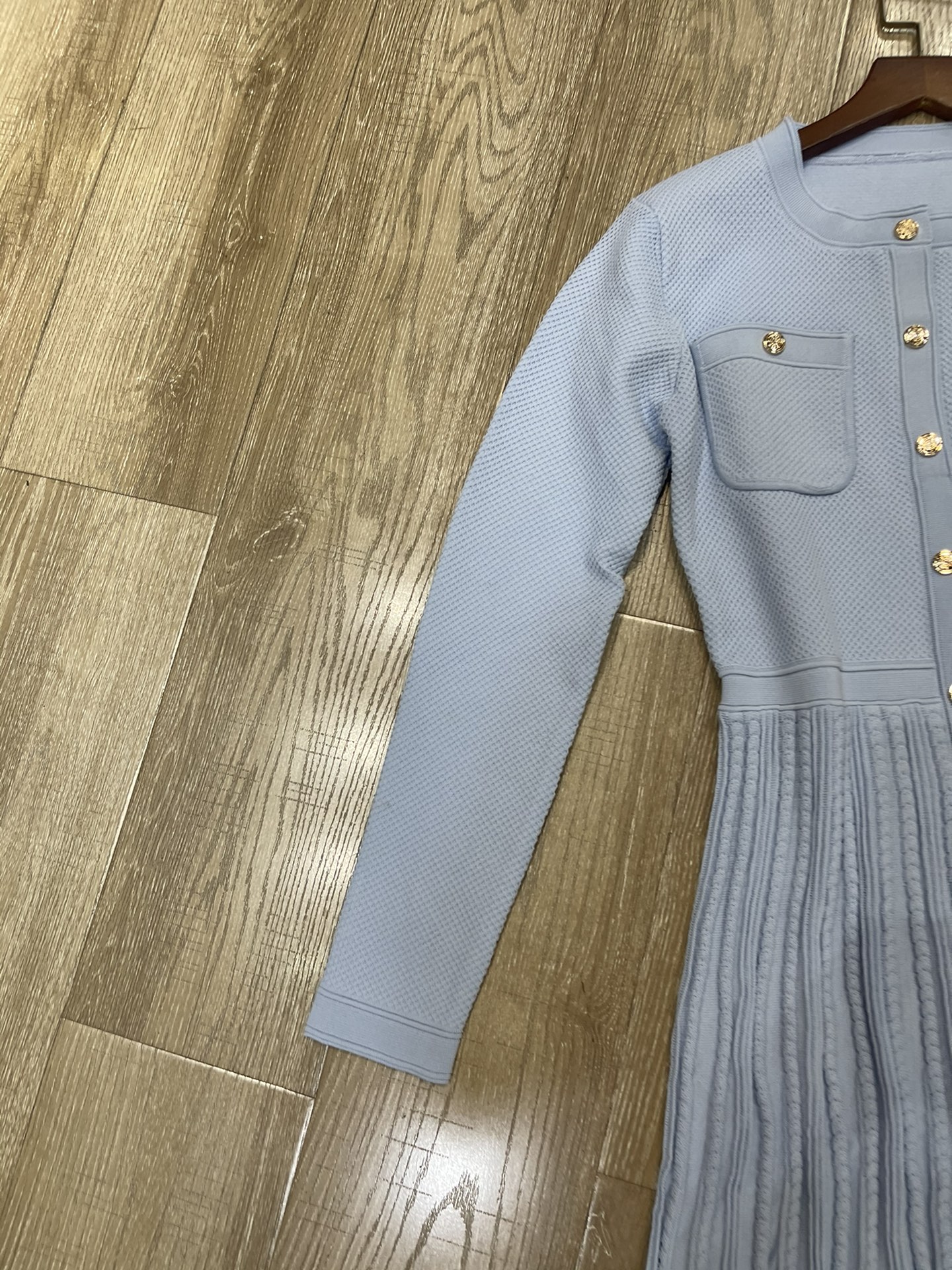 Sandro French-Style Women’s Clothing Collection: Fine-Fro-Sensor Metal Buttoned Dress & Knitted Skirt 2025 - 图片 3