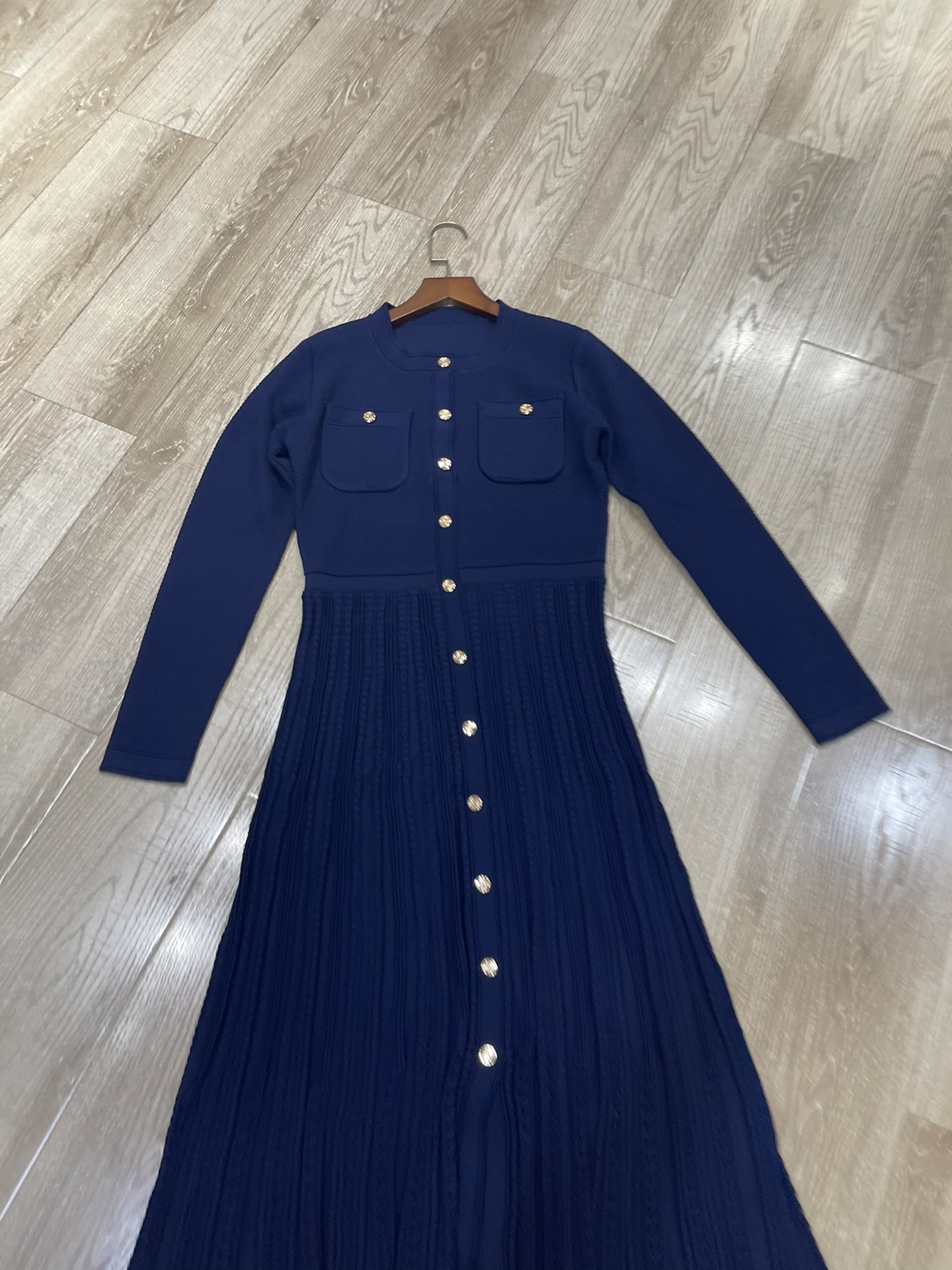 “French-Style Women’s Dress with Fine-Fro-Sensor Metal Buttons and Knitted Skirt 2025” - 图片 2