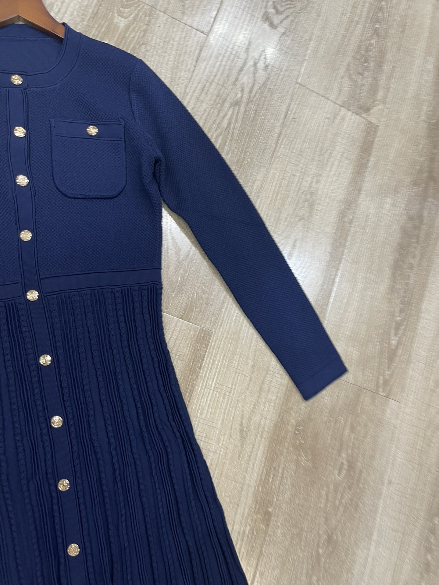 “French-Style Women’s Dress with Fine-Fro-Sensor Metal Buttons and Knitted Skirt 2025” - 图片 4