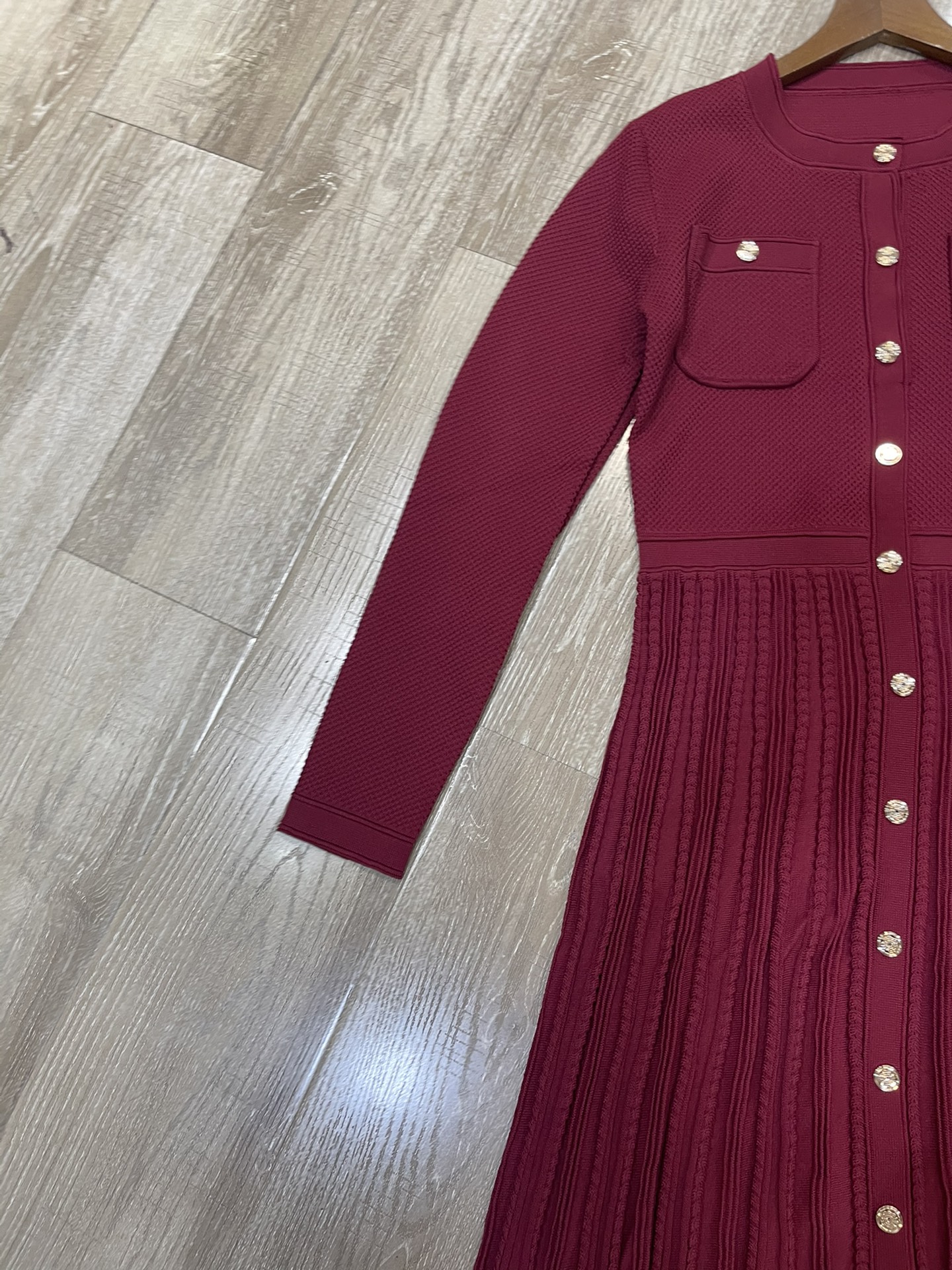“High-End Women’s Clothes: Sandro French-Style Dress with Metal Buttons and Knitted Skirt 2025 Collection” - 图片 3