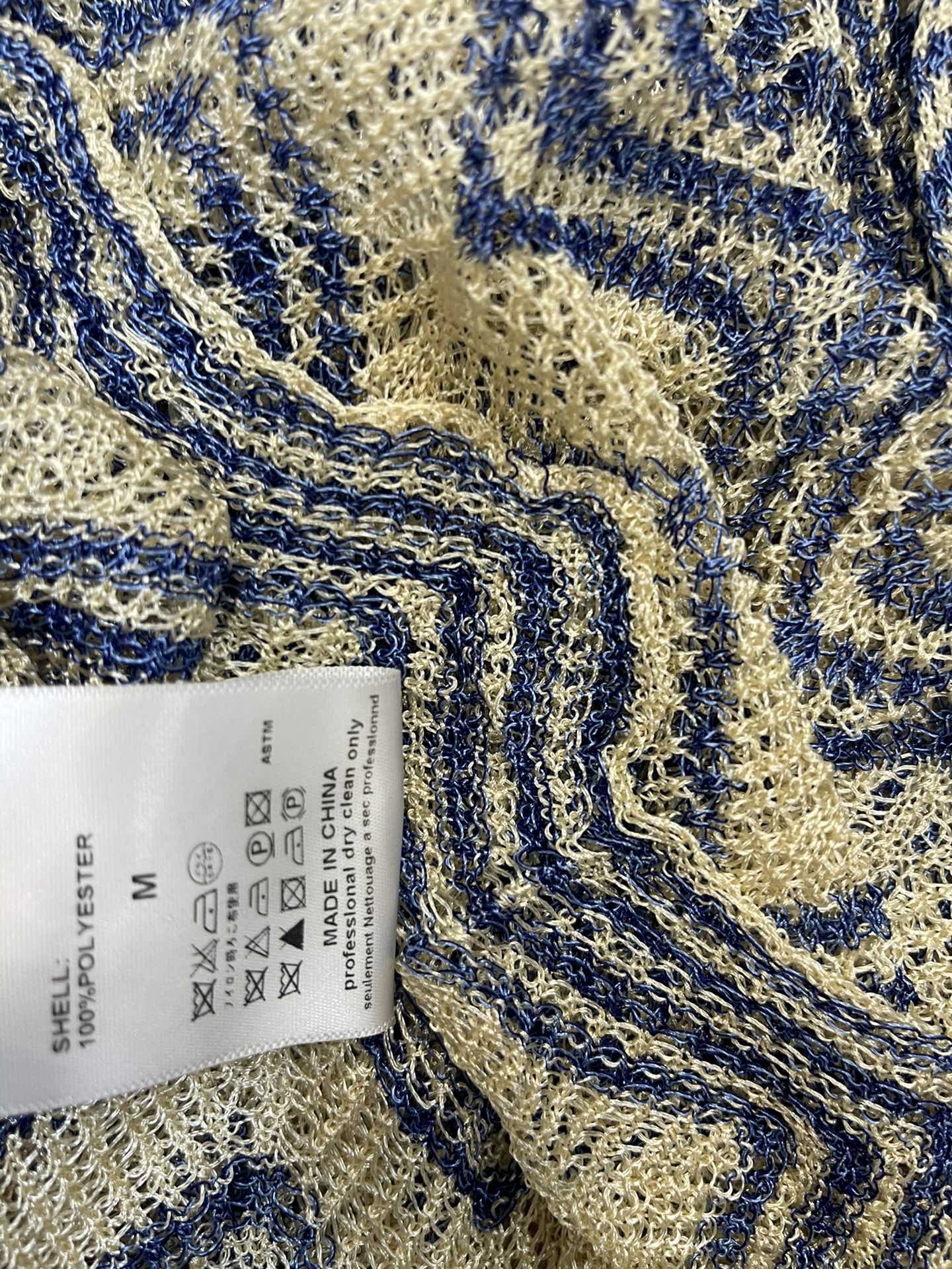 Title: High-End Female Suit with Sandro Chic-French Top Summary: Premium suit paired with Sandro top featuring V-colored wave design and high-waisted silhouette. - 图片 8