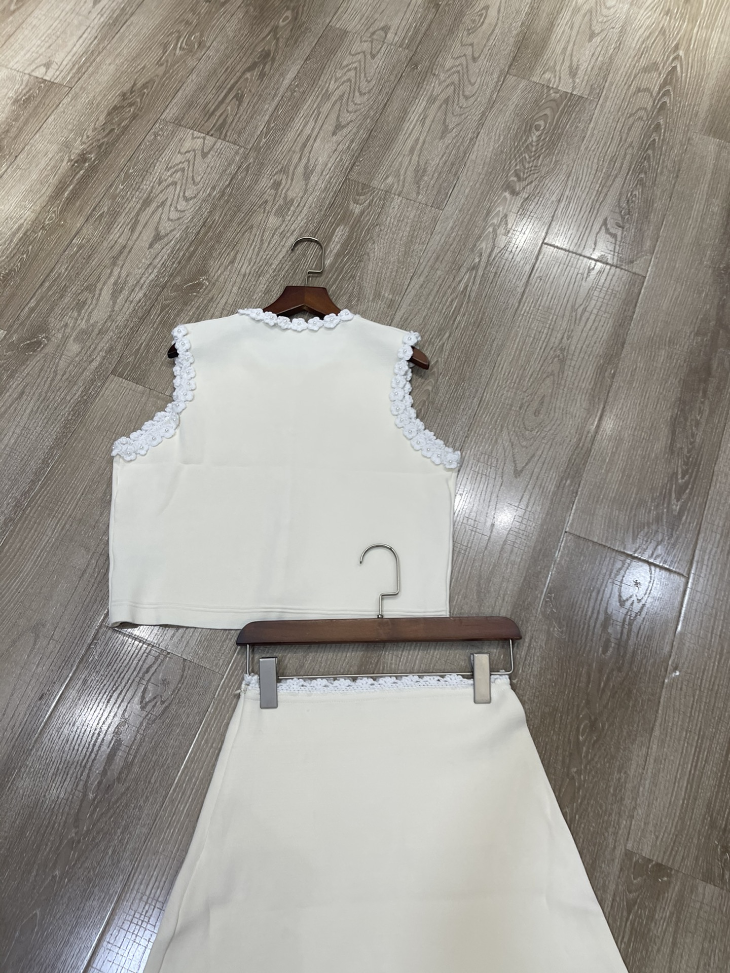 “High-Quality Women’s Dress with Sandro-Style Pearls and Black Semi-Skirt Vest for Elegant Look” - 图片 7