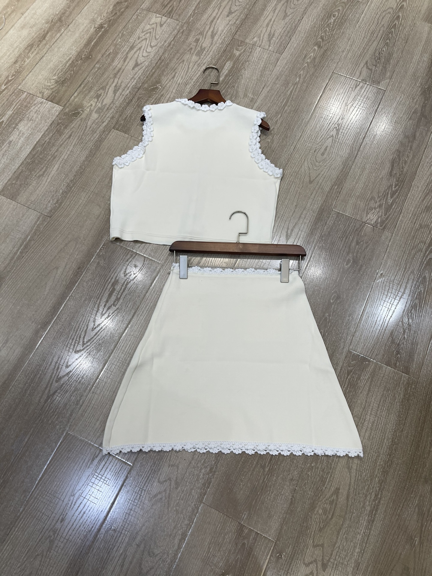 “High-Quality Women’s Dress with Sandro-Style Pearls and Black Semi-Skirt Vest for Elegant Look” - 图片 6