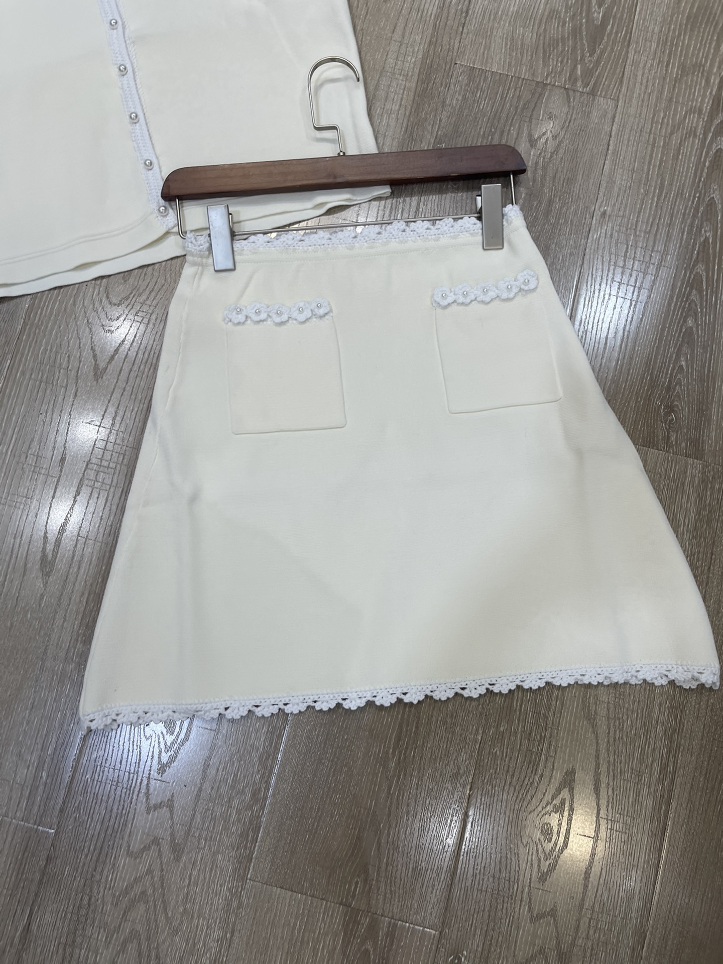 “High-Quality Women’s Dress with Sandro-Style Pearls and Black Semi-Skirt Vest for Elegant Look” - 图片 5