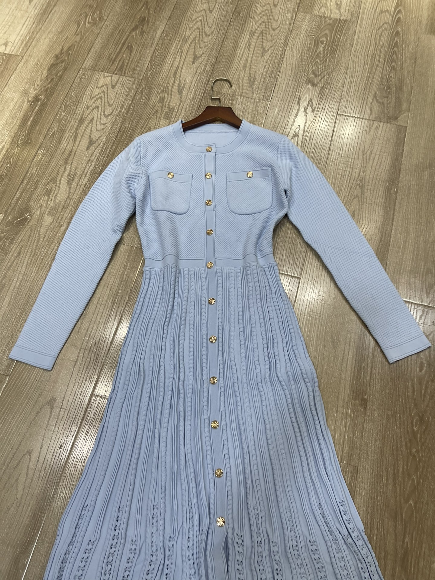 Sandro French-Style Women’s Clothing Collection: Fine-Fro-Sensor Metal Buttoned Dress & Knitted Skirt 2025 - 图片 2