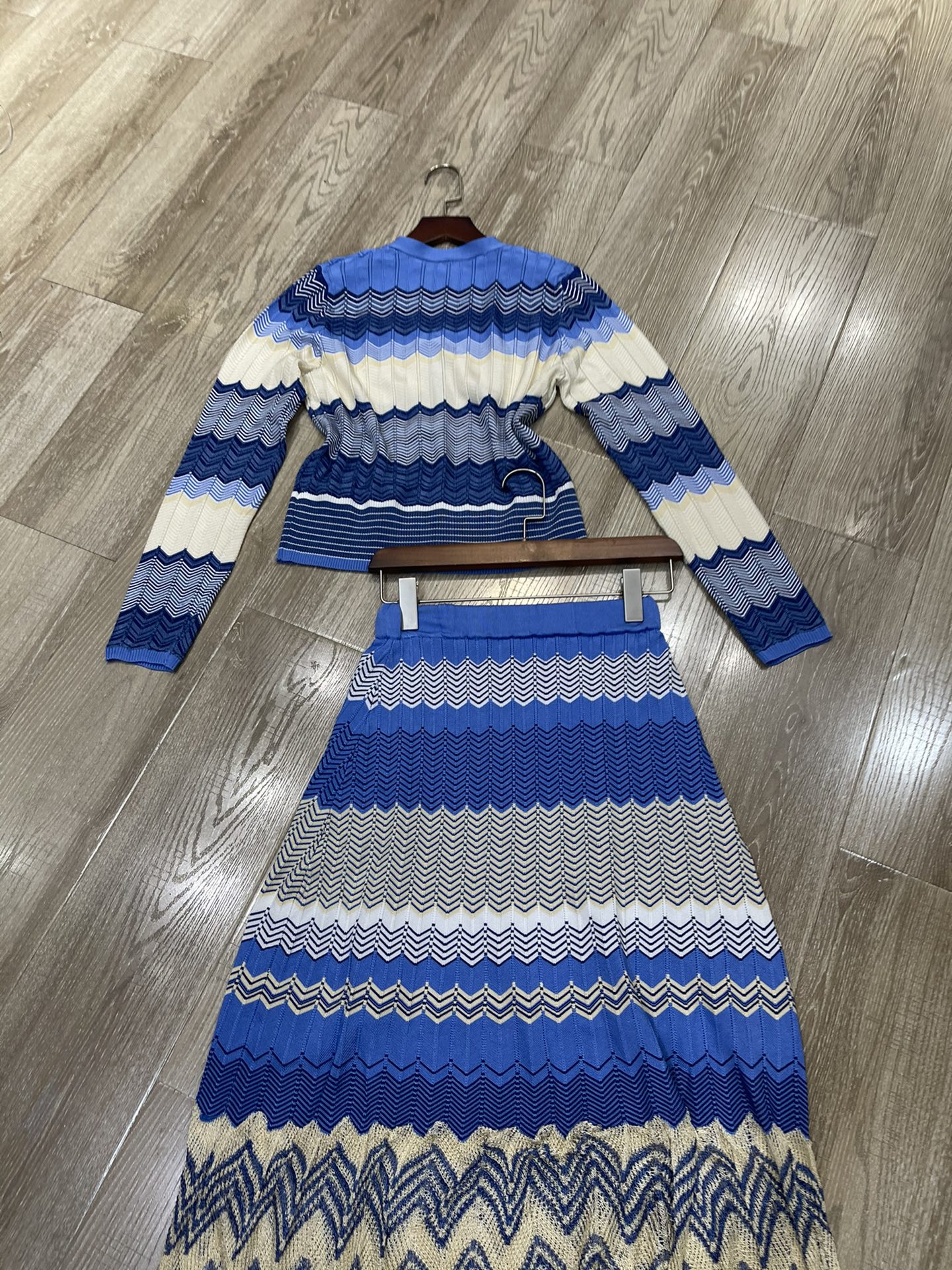 Title: High-End Female Suit with Sandro Chic-French Top Summary: Premium suit paired with Sandro top featuring V-colored wave design and high-waisted silhouette. - 图片 7