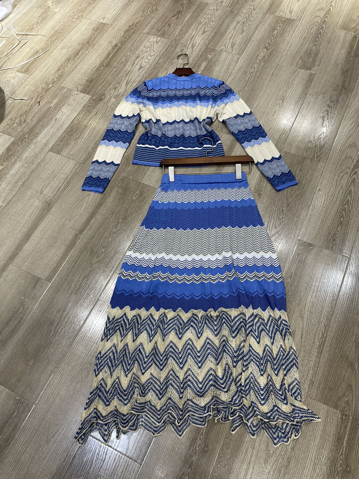 Title: High-End Female Suit with Sandro Chic-French Top Summary: Premium suit paired with Sandro top featuring V-colored wave design and high-waisted silhouette. - 图片 6