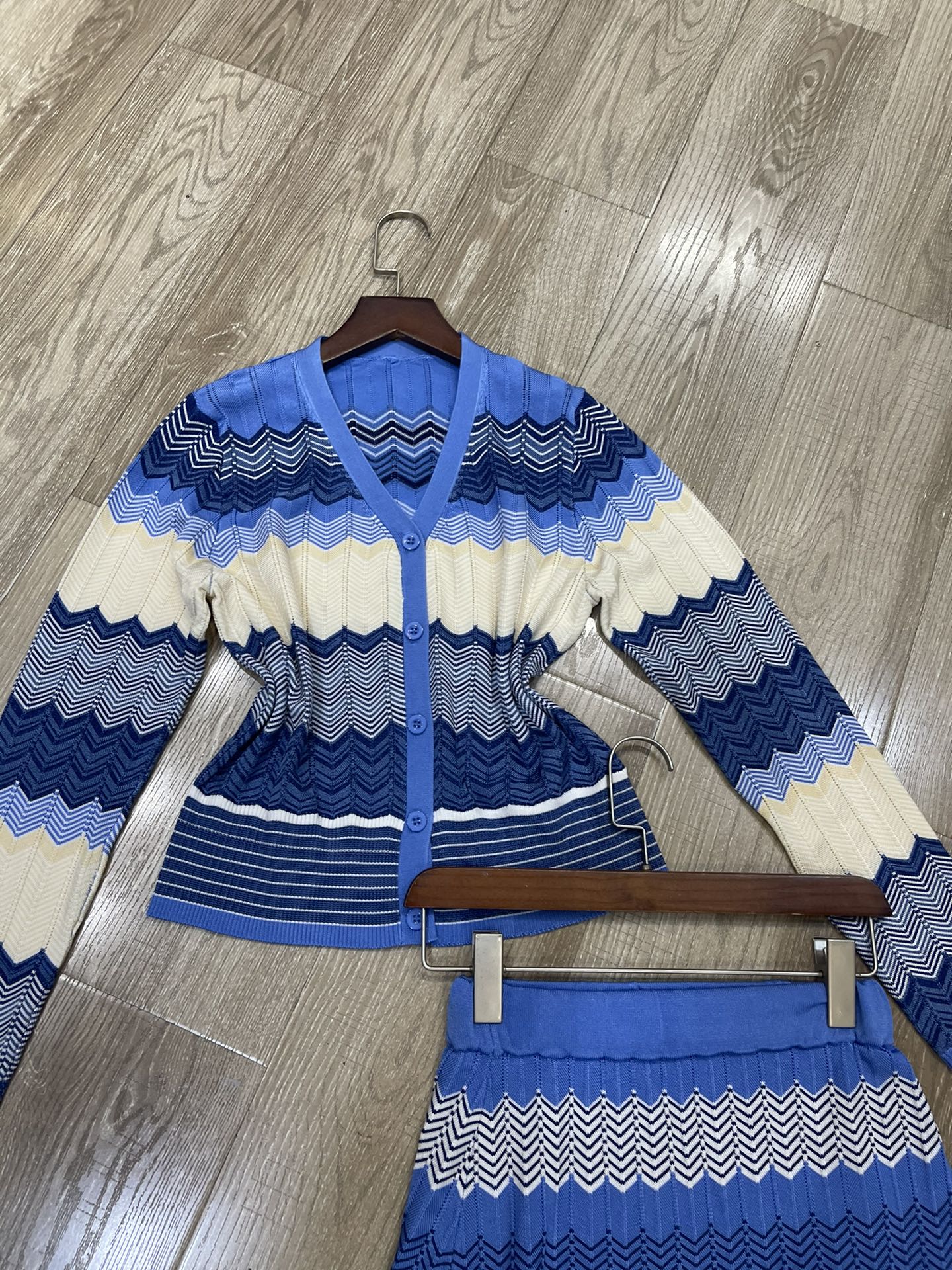 Title: High-End Female Suit with Sandro Chic-French Top Summary: Premium suit paired with Sandro top featuring V-colored wave design and high-waisted silhouette. - 图片 2