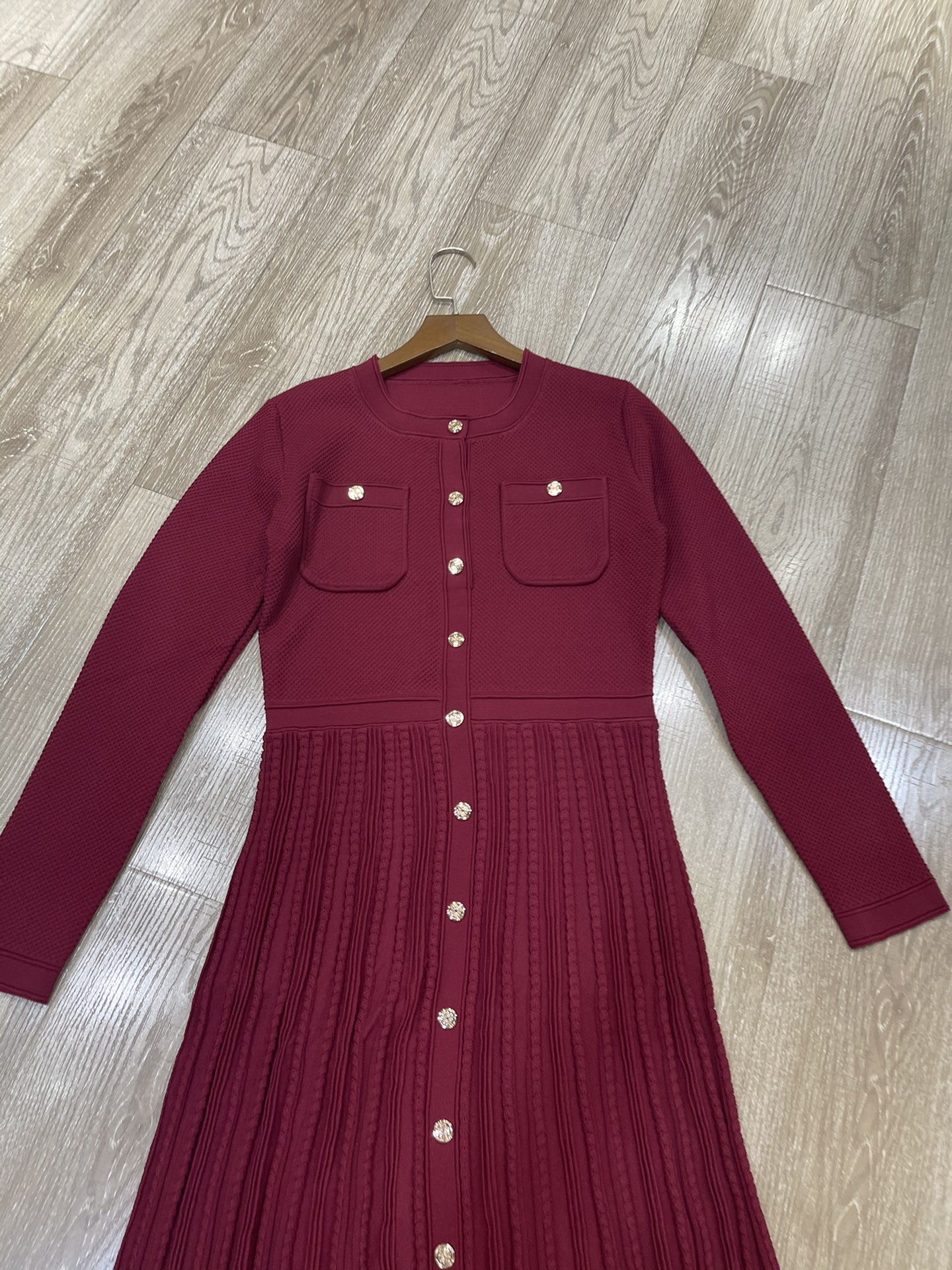 “High-End Women’s Clothes: Sandro French-Style Dress with Metal Buttons and Knitted Skirt 2025 Collection” - 图片 2