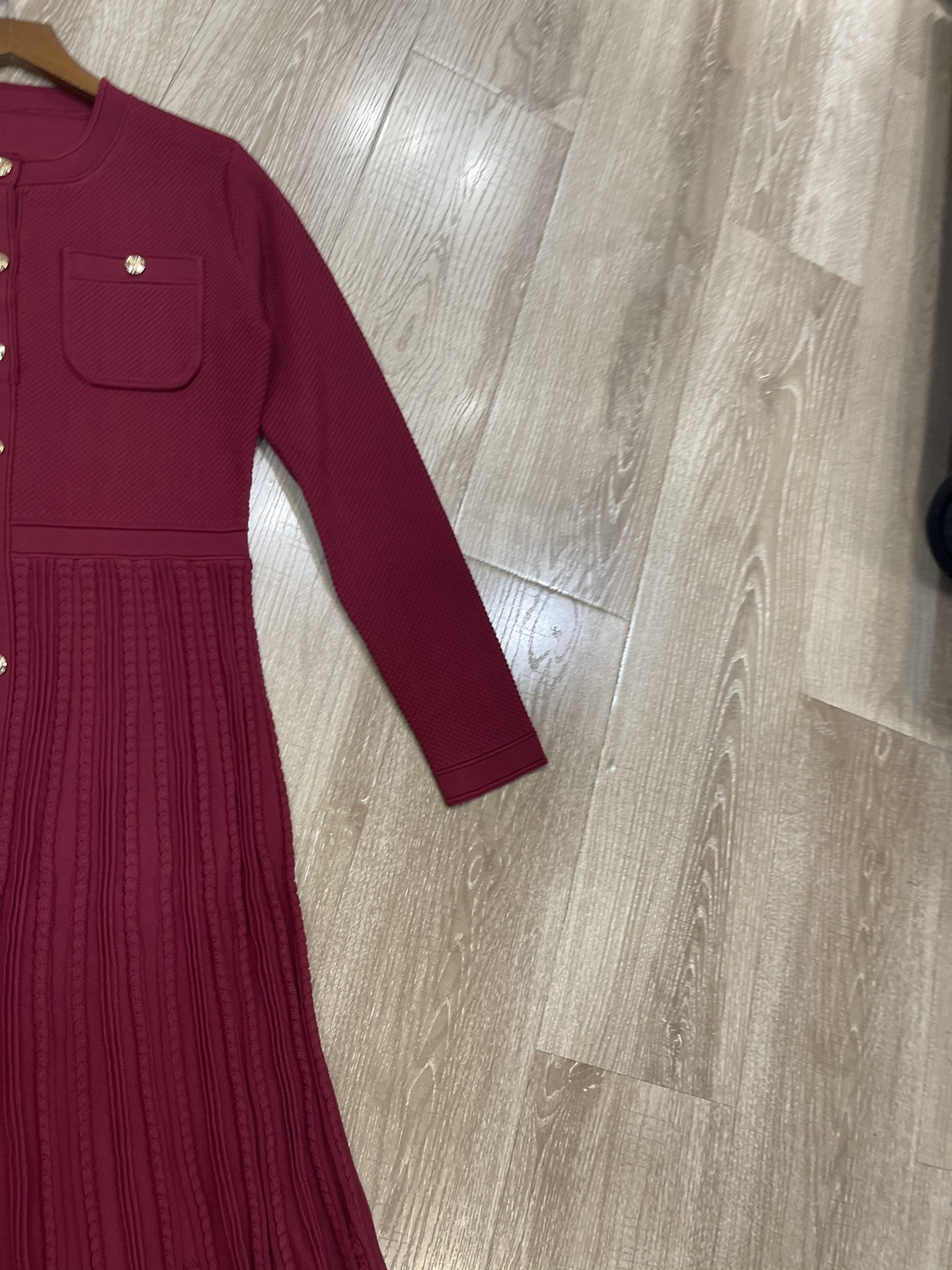“High-End Women’s Clothes: Sandro French-Style Dress with Metal Buttons and Knitted Skirt 2025 Collection” - 图片 4