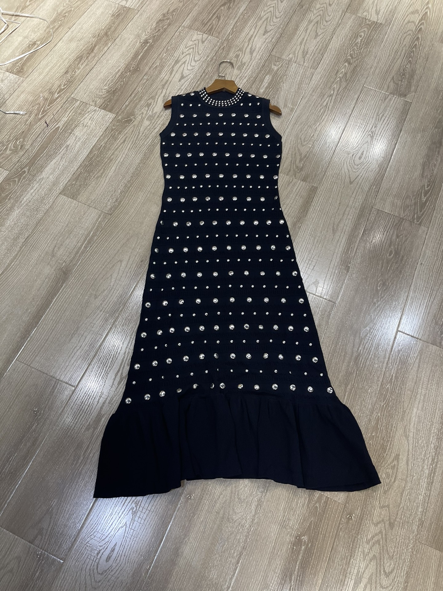 p708 High-end quality women’s dress packaged with Sandro’s new cuffless nails for 2025, sml