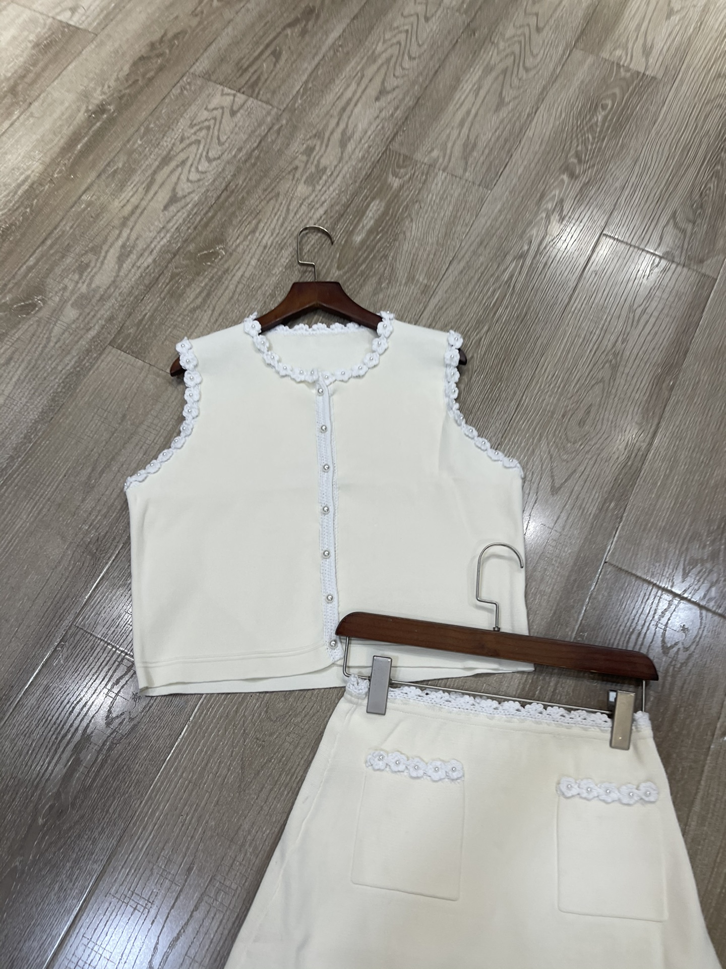 “High-Quality Women’s Dress with Sandro-Style Pearls and Black Semi-Skirt Vest for Elegant Look” - 图片 2