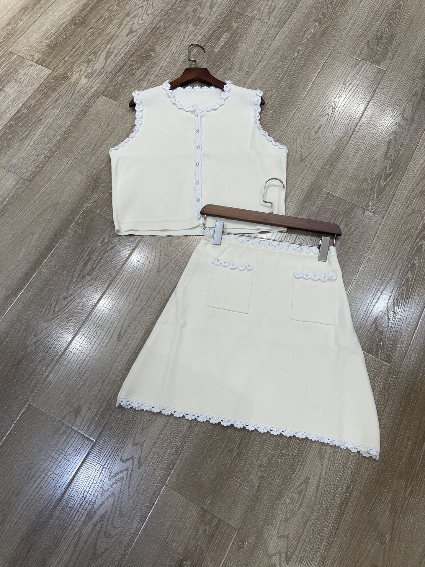 “High-Quality Women’s Dress with Sandro-Style Pearls and Black Semi-Skirt Vest for Elegant Look”