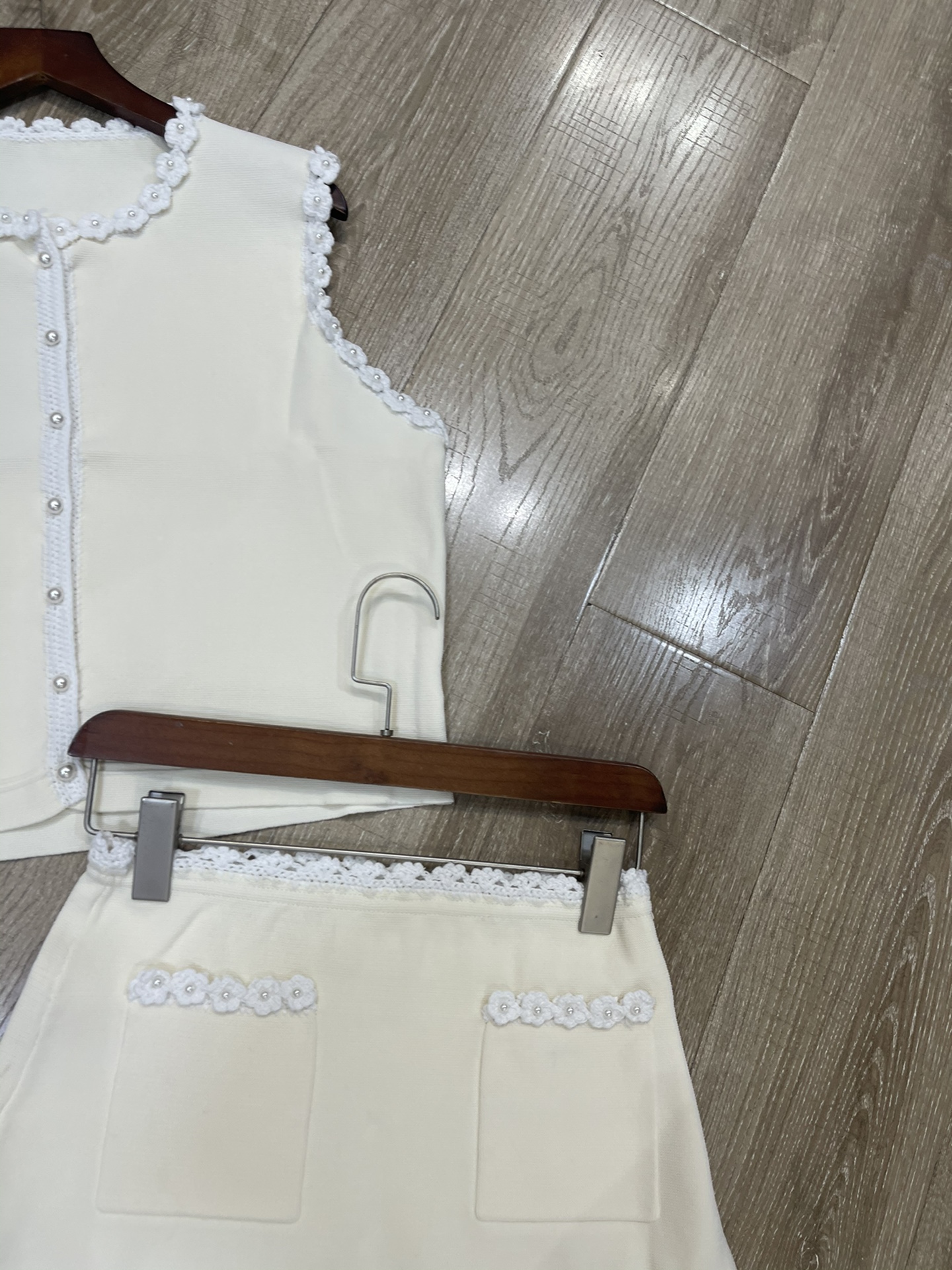 “High-Quality Women’s Dress with Sandro-Style Pearls and Black Semi-Skirt Vest for Elegant Look” - 图片 4