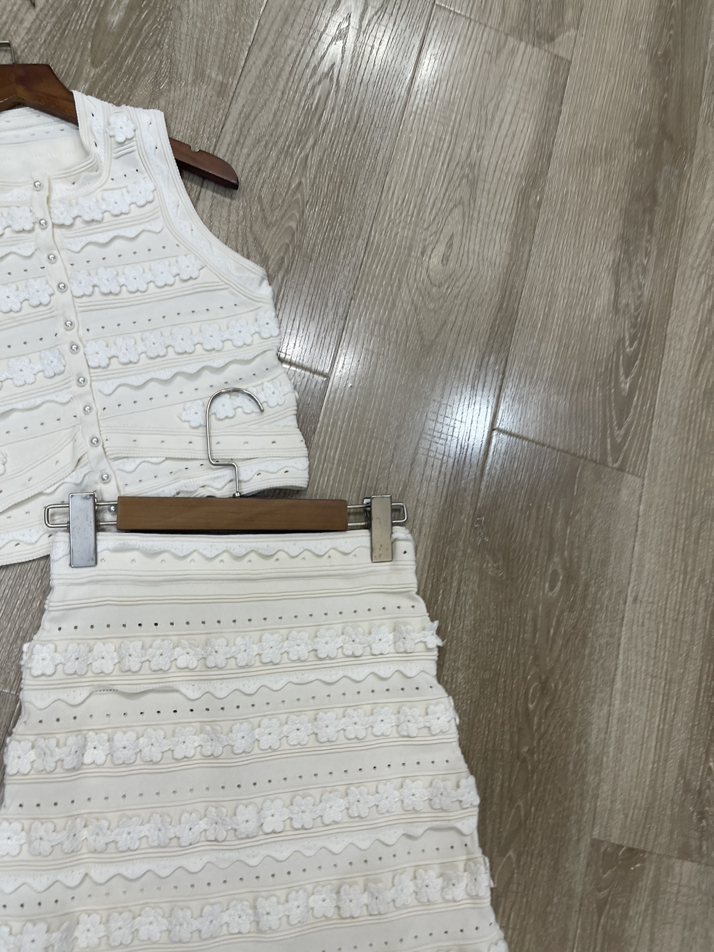 High-quality women’s dresses and semi-skirts by Sandro-French, including T-shirts for girls. Fashion items. - 图片 4