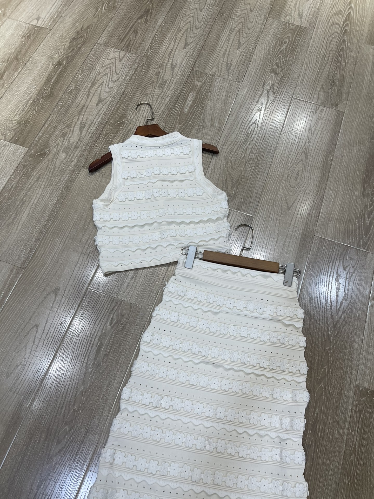 High-quality women’s dresses and semi-skirts by Sandro-French, including T-shirts for girls. Fashion items. - 图片 7