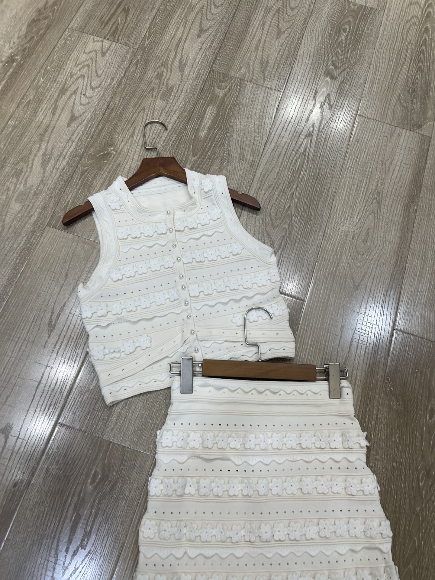 High-quality women’s dresses and semi-skirts by Sandro-French, including T-shirts for girls. Fashion items. - 图片 2