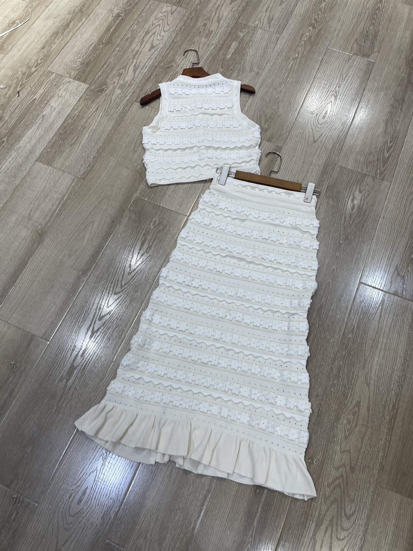 High-quality women’s dresses and semi-skirts by Sandro-French, including T-shirts for girls. Fashion items. - 图片 6