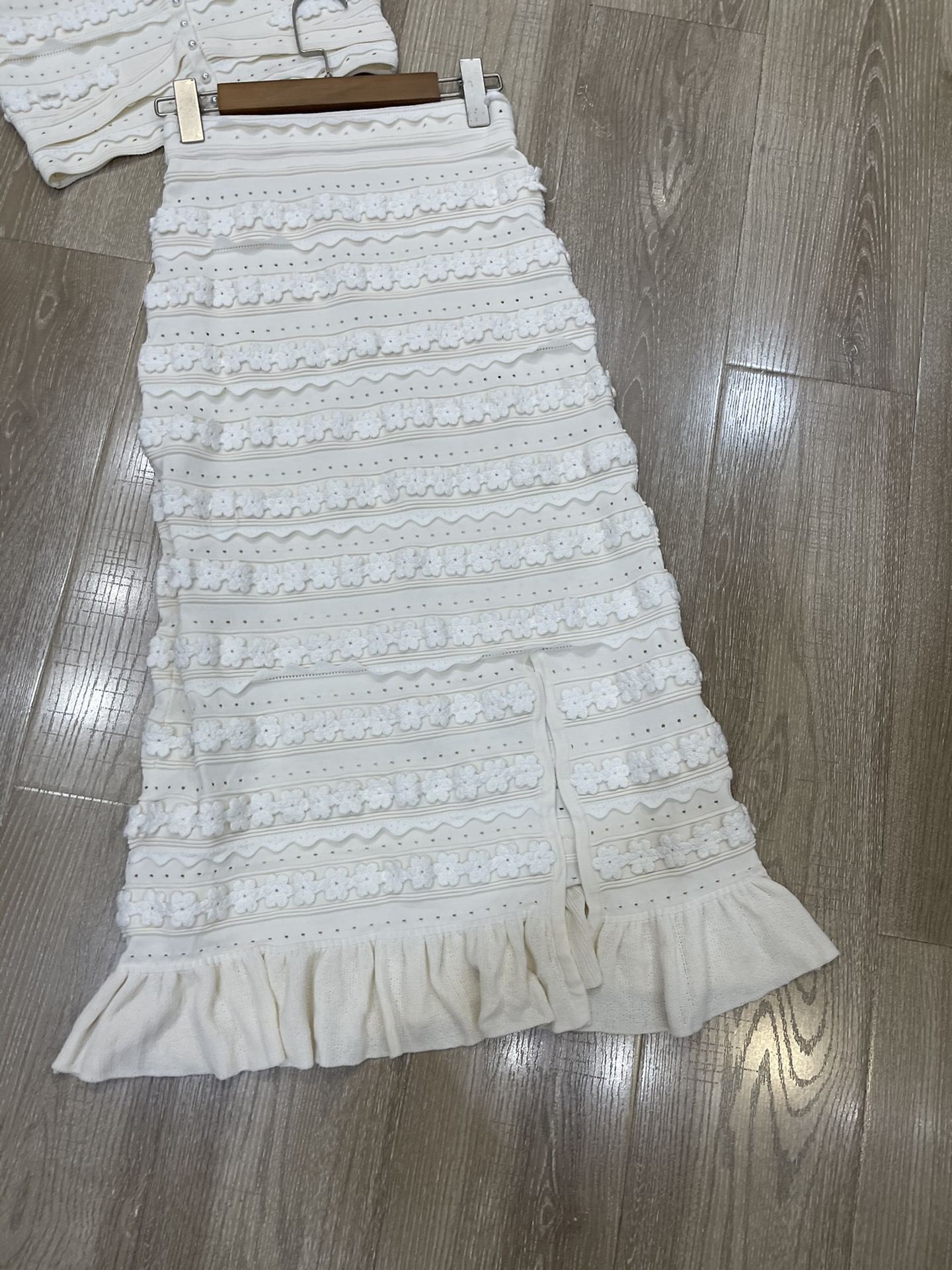 High-quality women’s dresses and semi-skirts by Sandro-French, including T-shirts for girls. Fashion items. - 图片 5