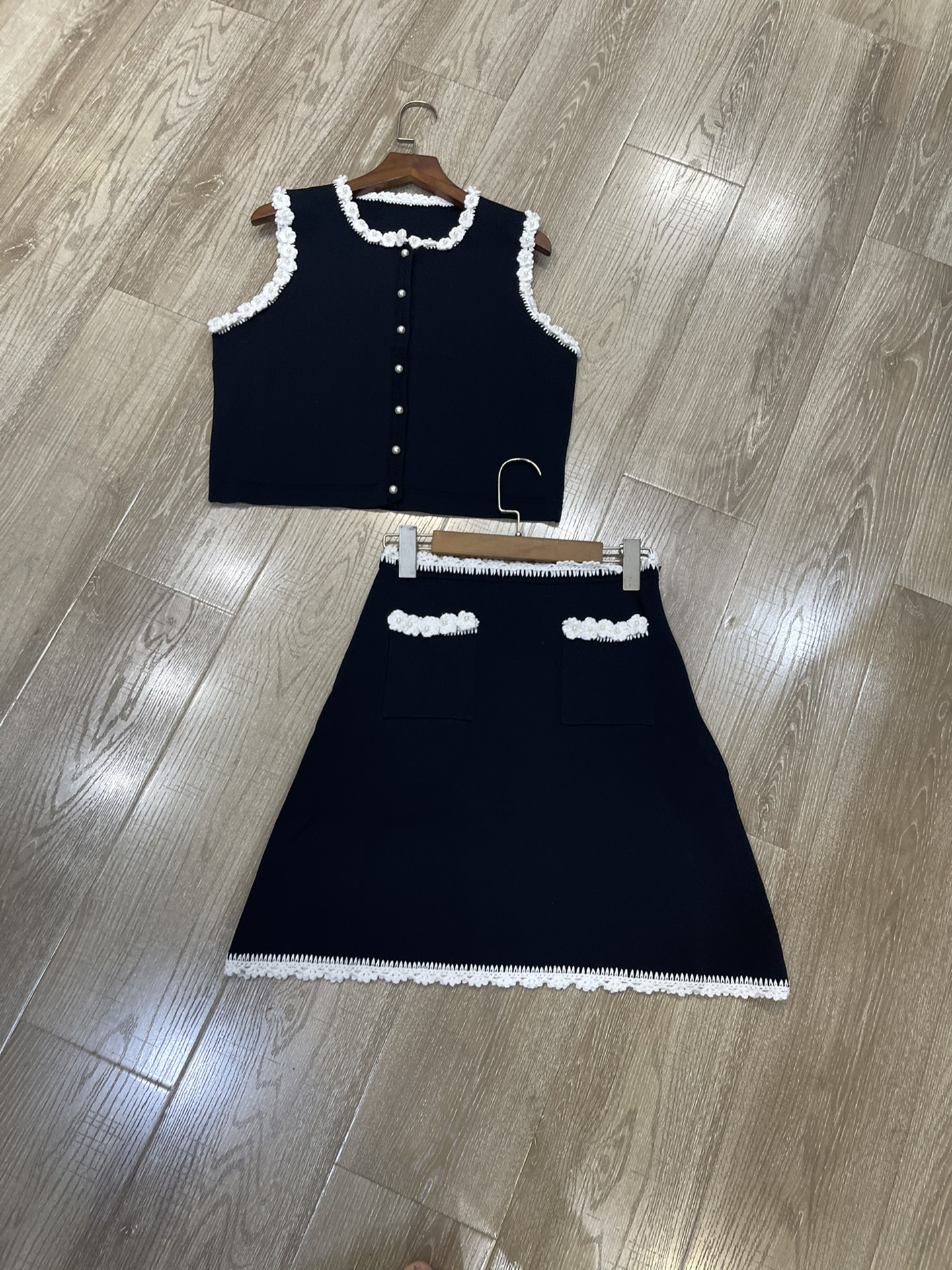 “High-Quality Women’s Dress with Pearls and Vest in Sandro Style” – p984 sets of p648 shirts, p612 semi-skirts, black “A” semi-sml.