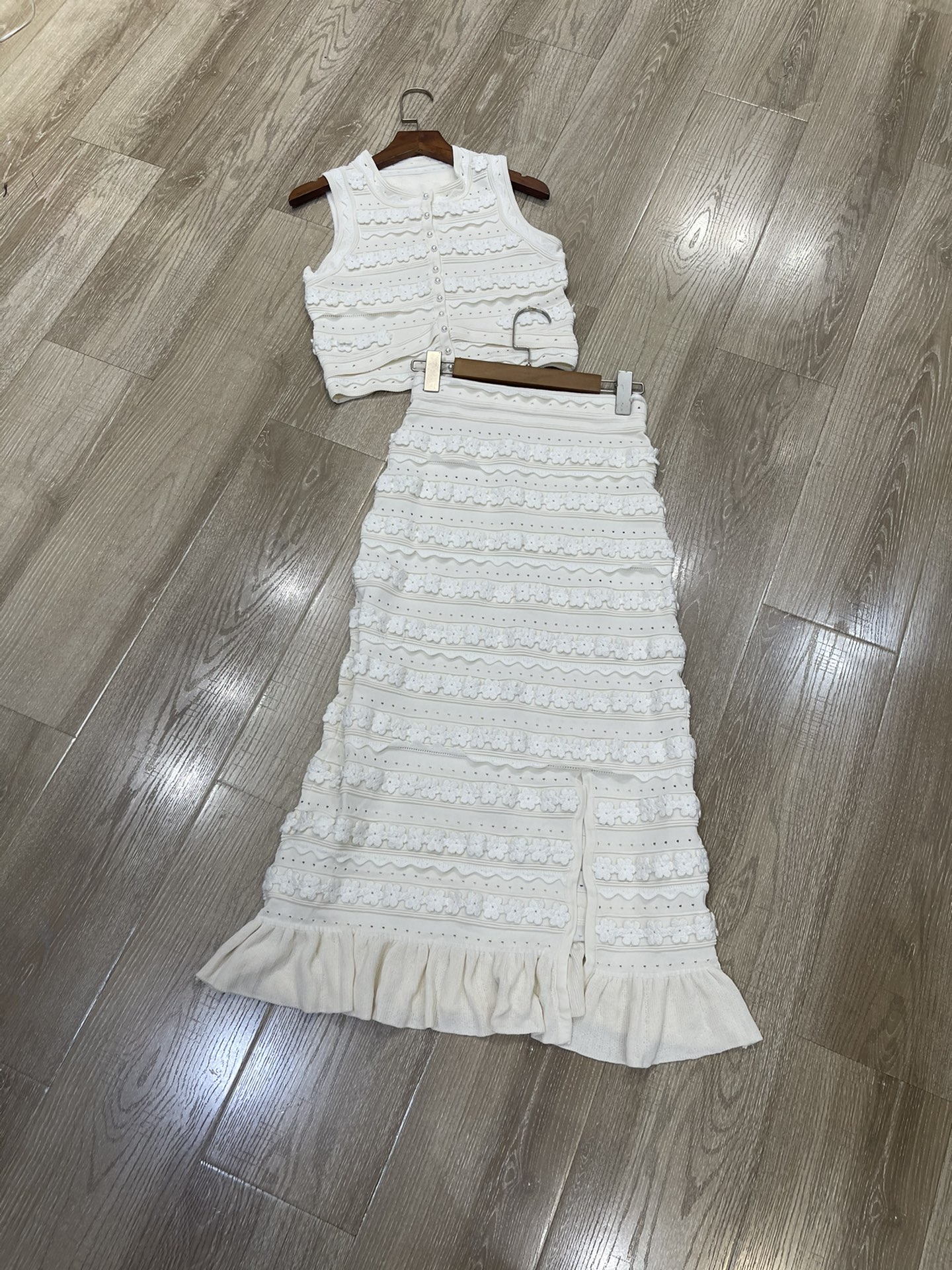 High-quality women’s dresses and semi-skirts by Sandro-French, including T-shirts for girls. Fashion items.