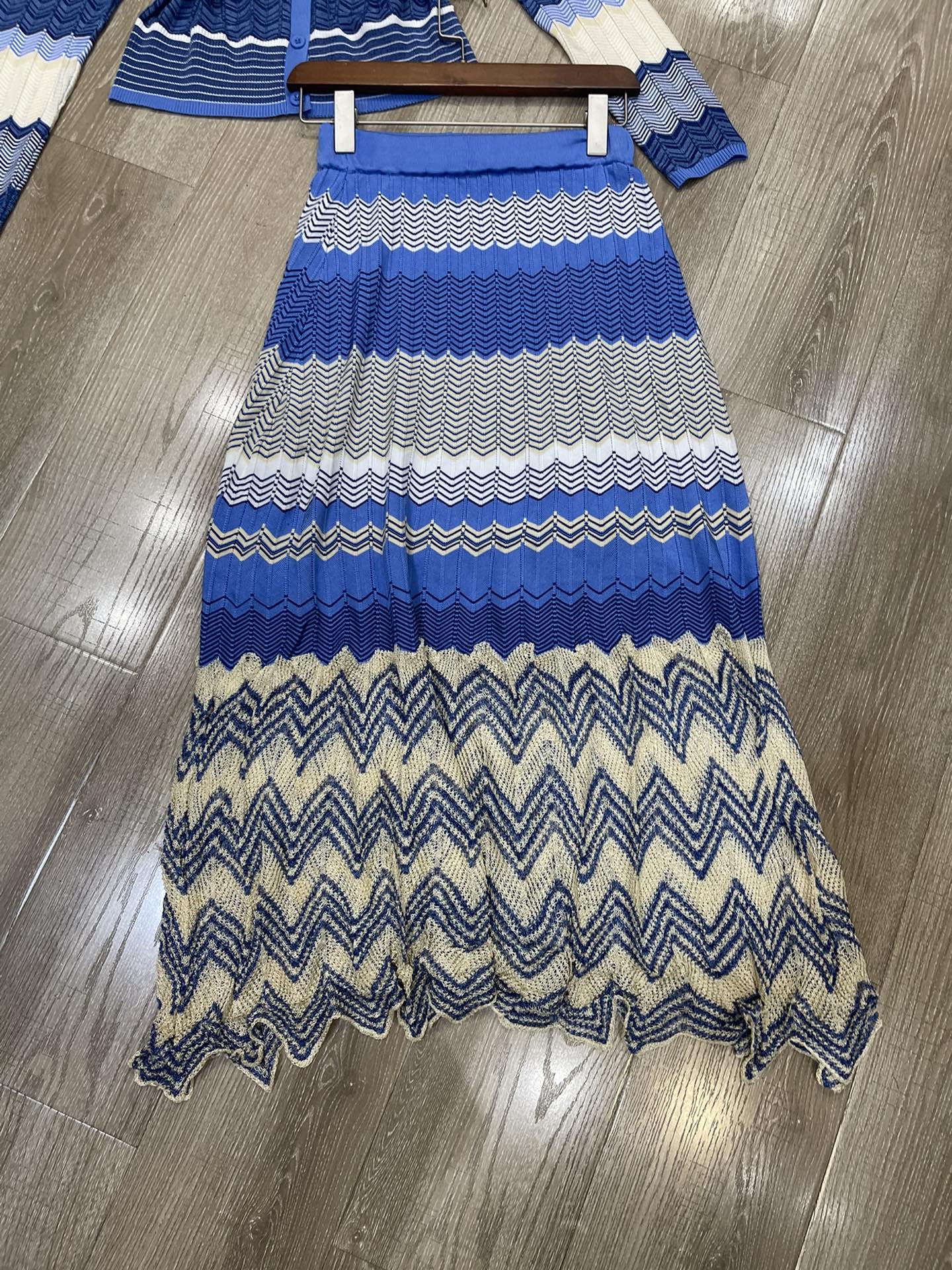 Title: High-End Female Suit with Sandro Chic-French Top Summary: Premium suit paired with Sandro top featuring V-colored wave design and high-waisted silhouette. - 图片 5
