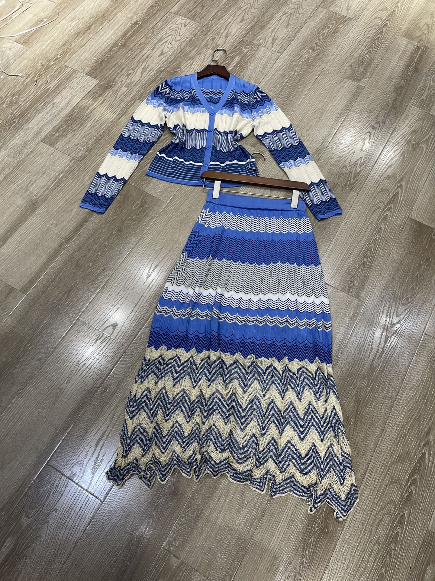 Title: High-End Female Suit with Sandro Chic-French Top Summary: Premium suit paired with Sandro top featuring V-colored wave design and high-waisted silhouette.