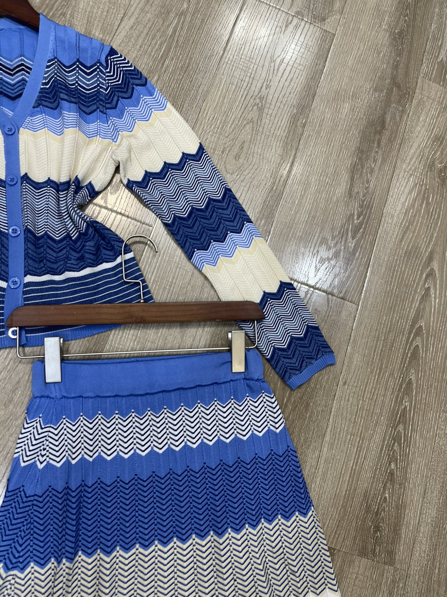 Title: High-End Female Suit with Sandro Chic-French Top Summary: Premium suit paired with Sandro top featuring V-colored wave design and high-waisted silhouette. - 图片 4