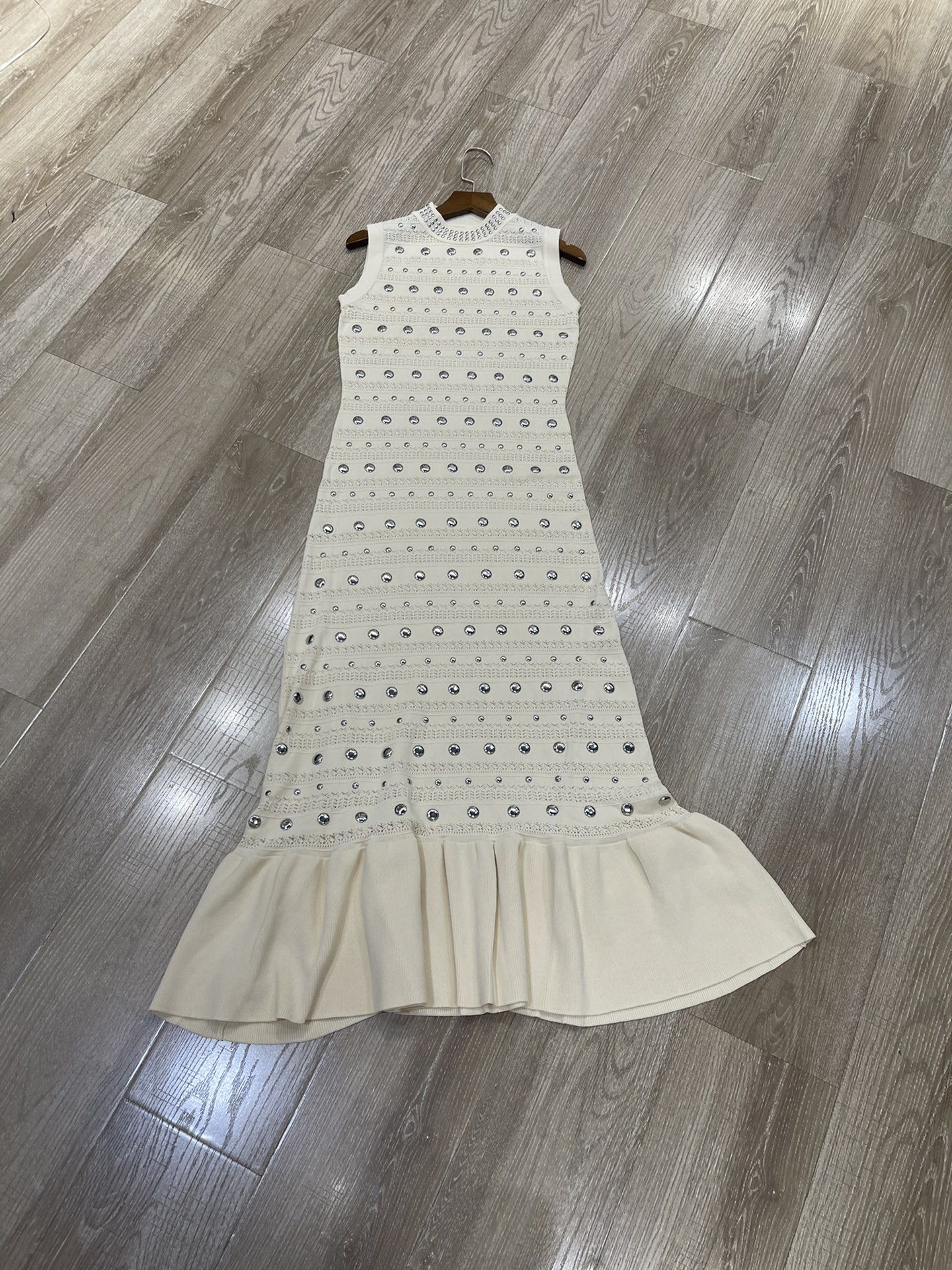 p708 High-end quality women’s dress packaged with Sandro’s new cuffless nails for 2025, sml