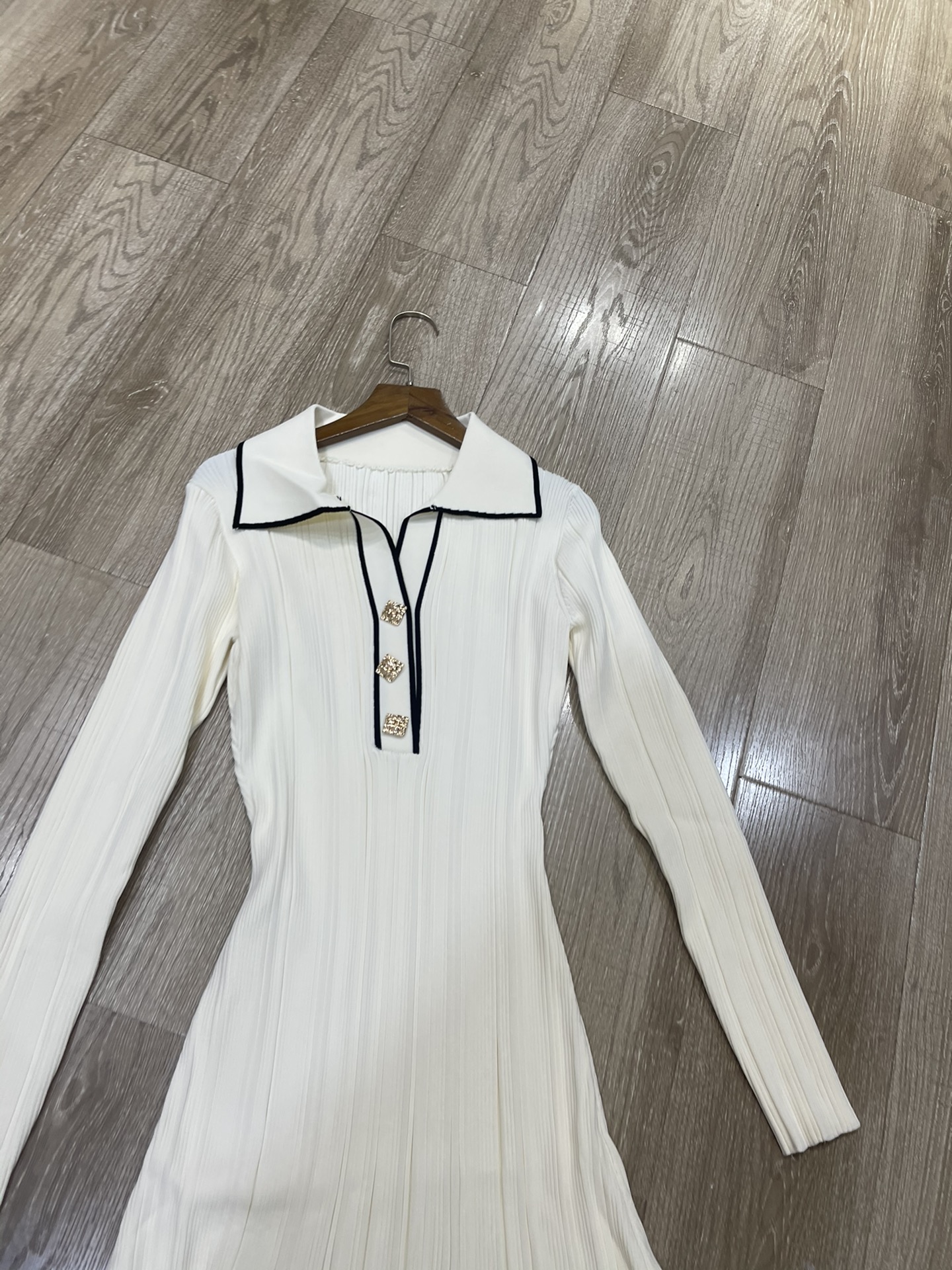 Title: Women’s High-End Knitted Dress with Metal Accents for Autumn/Winter Summary: Quality SP knitted dress with black metal details, suitable for early autumn and winter. - 图片 2