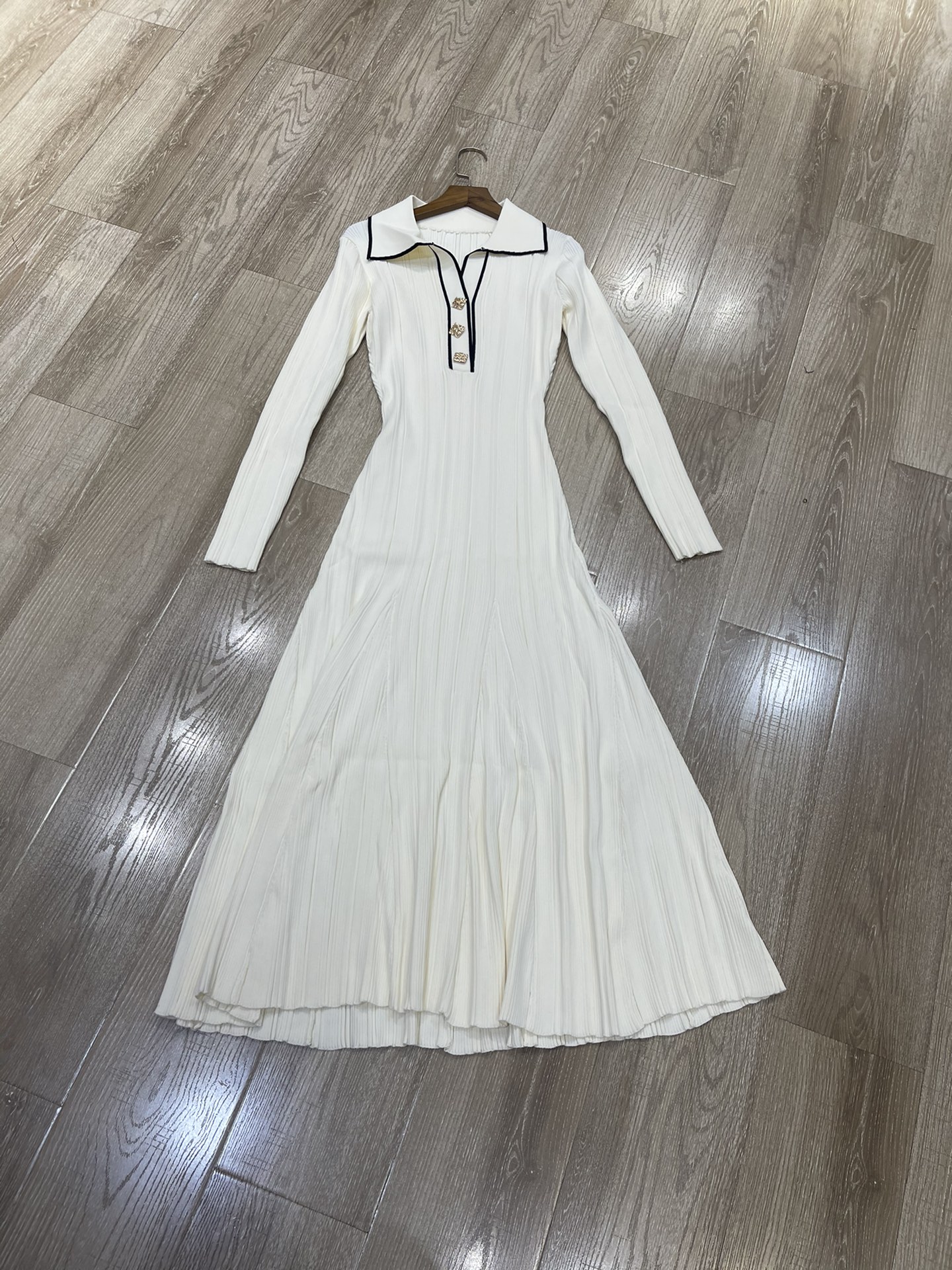 Title: Women’s High-End Knitted Dress with Metal Accents for Autumn/Winter Summary: Quality SP knitted dress with black metal details, suitable for early autumn and winter.