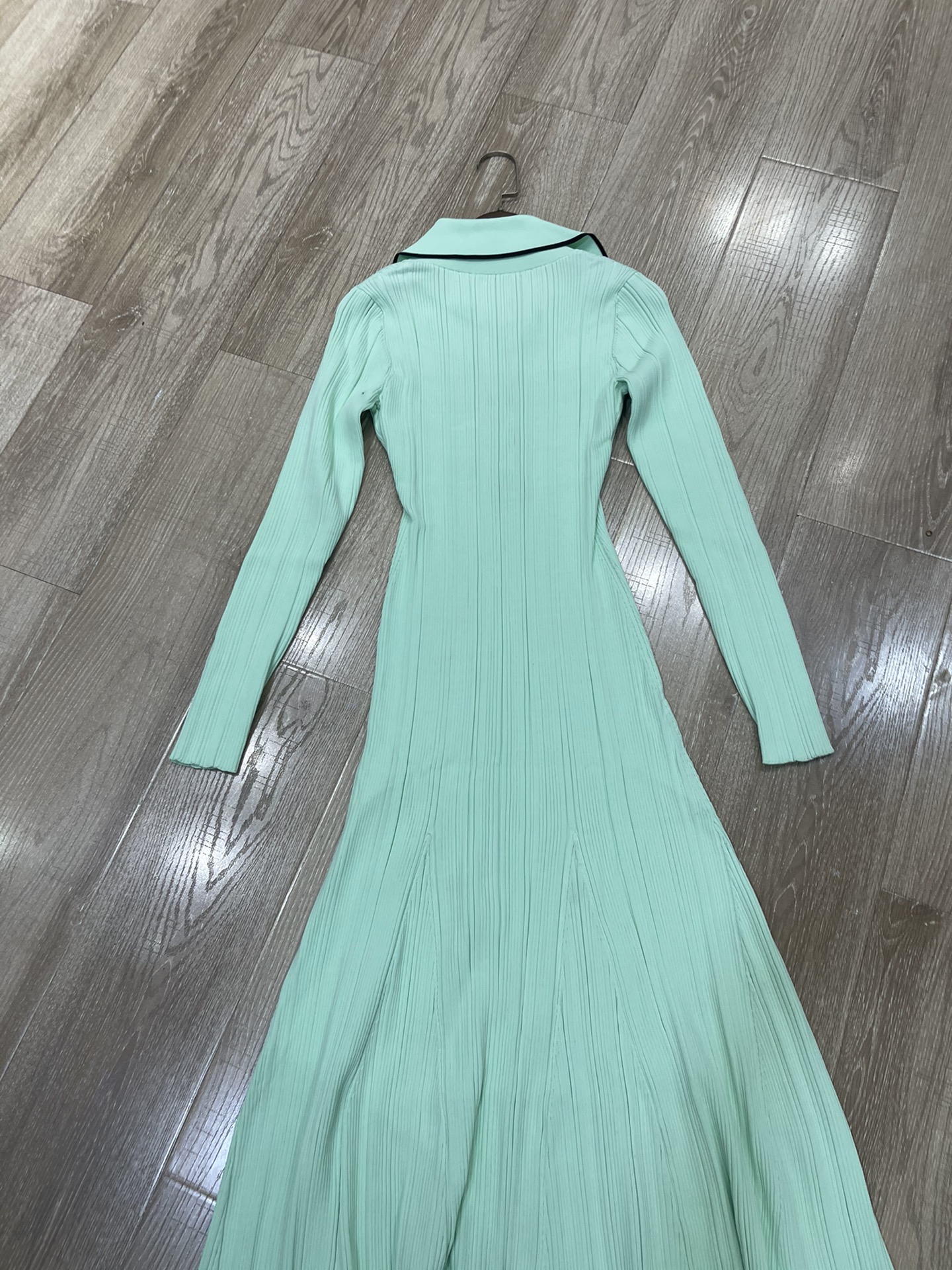 Title: High-end Women’s Knitted Dress with Metal Details for Autumn/Winter Summary: New SP collection features high-quality knitted dress with metal details in black for fall/winter. - 图片 7