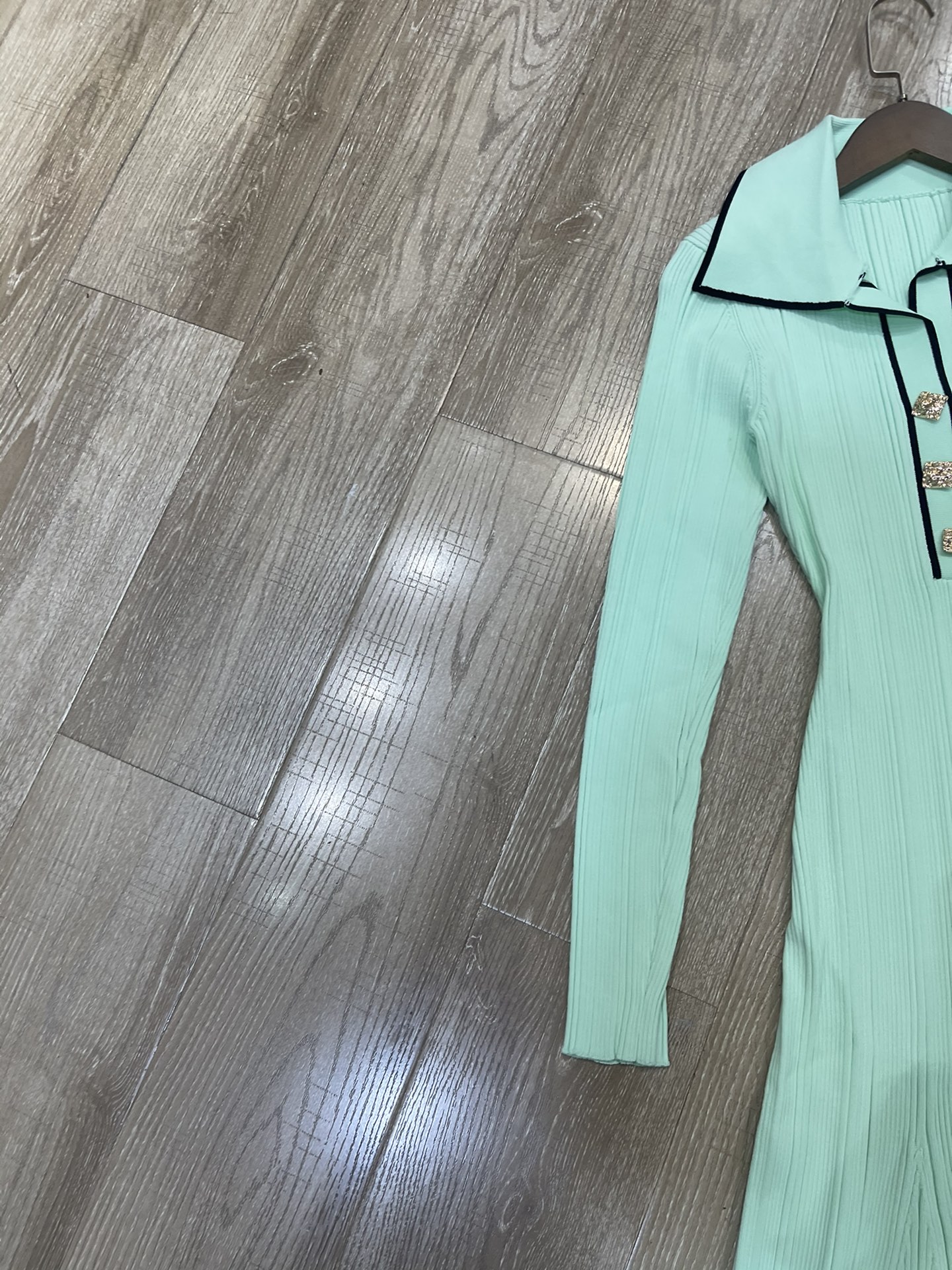 Title: High-end Women’s Knitted Dress with Metal Details for Autumn/Winter Summary: New SP collection features high-quality knitted dress with metal details in black for fall/winter. - 图片 3