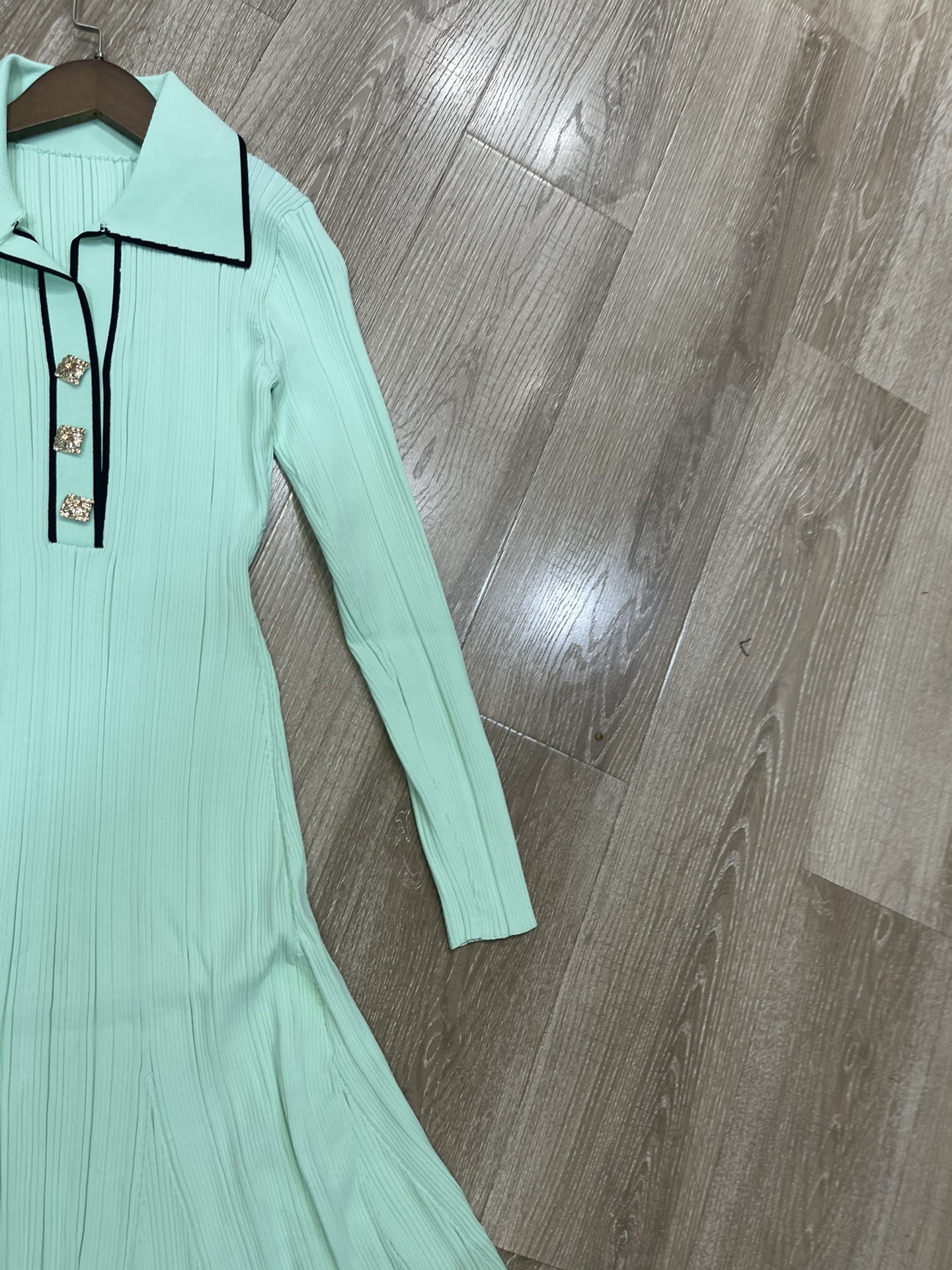 Title: High-end Women’s Knitted Dress with Metal Details for Autumn/Winter Summary: New SP collection features high-quality knitted dress with metal details in black for fall/winter. - 图片 4
