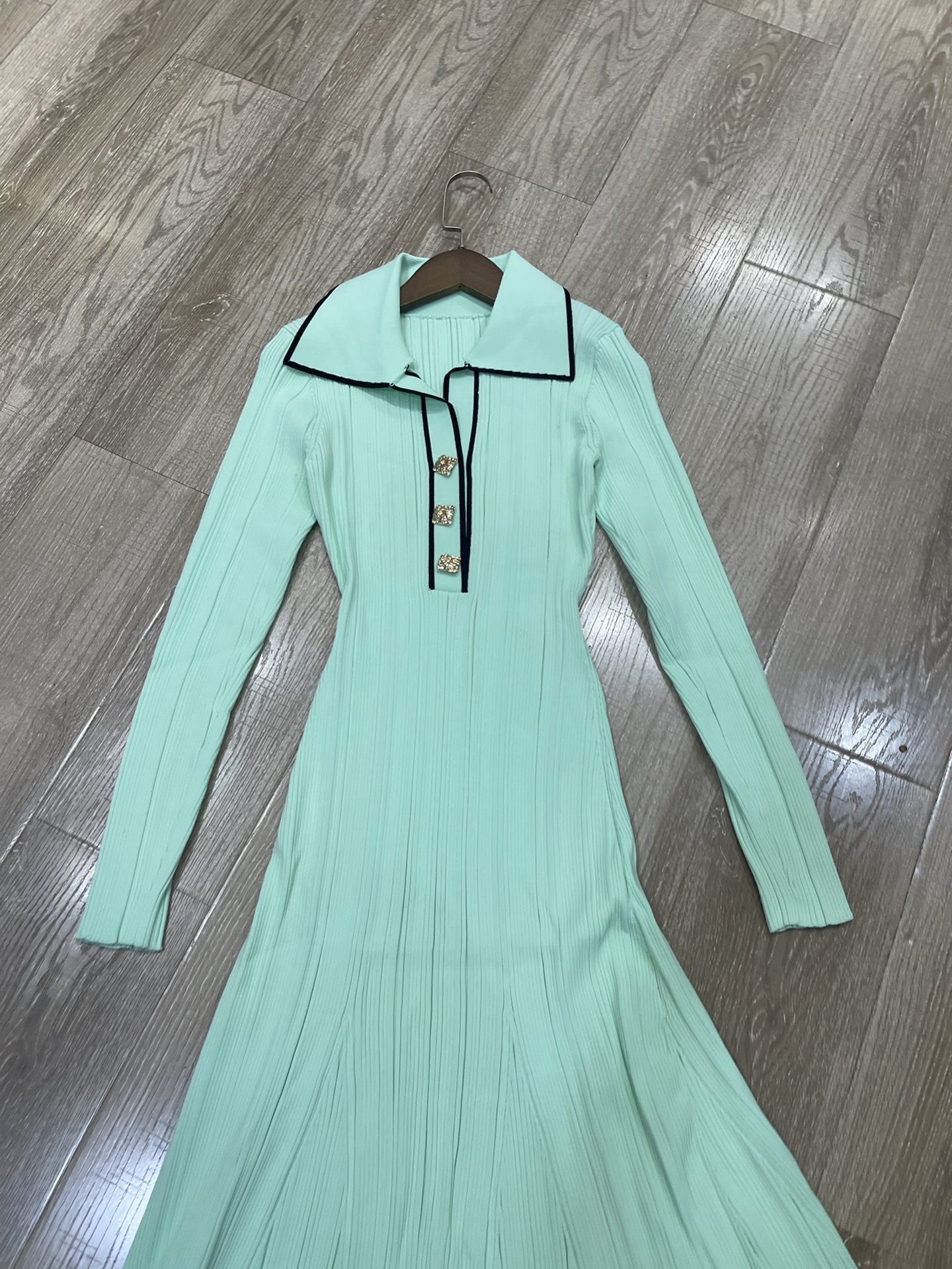 Title: High-end Women’s Knitted Dress with Metal Details for Autumn/Winter Summary: New SP collection features high-quality knitted dress with metal details in black for fall/winter. - 图片 2