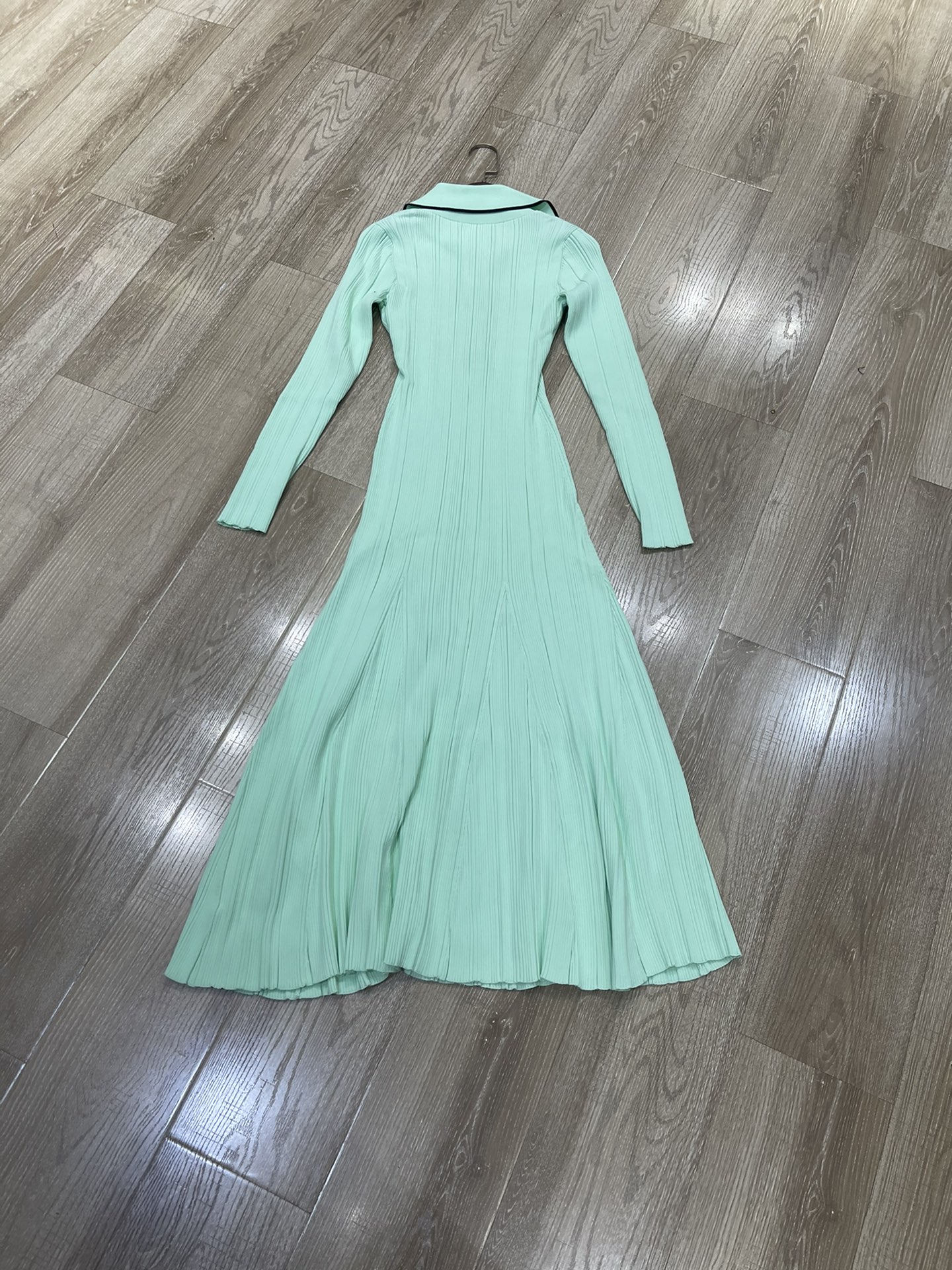 Title: High-end Women’s Knitted Dress with Metal Details for Autumn/Winter Summary: New SP collection features high-quality knitted dress with metal details in black for fall/winter. - 图片 6