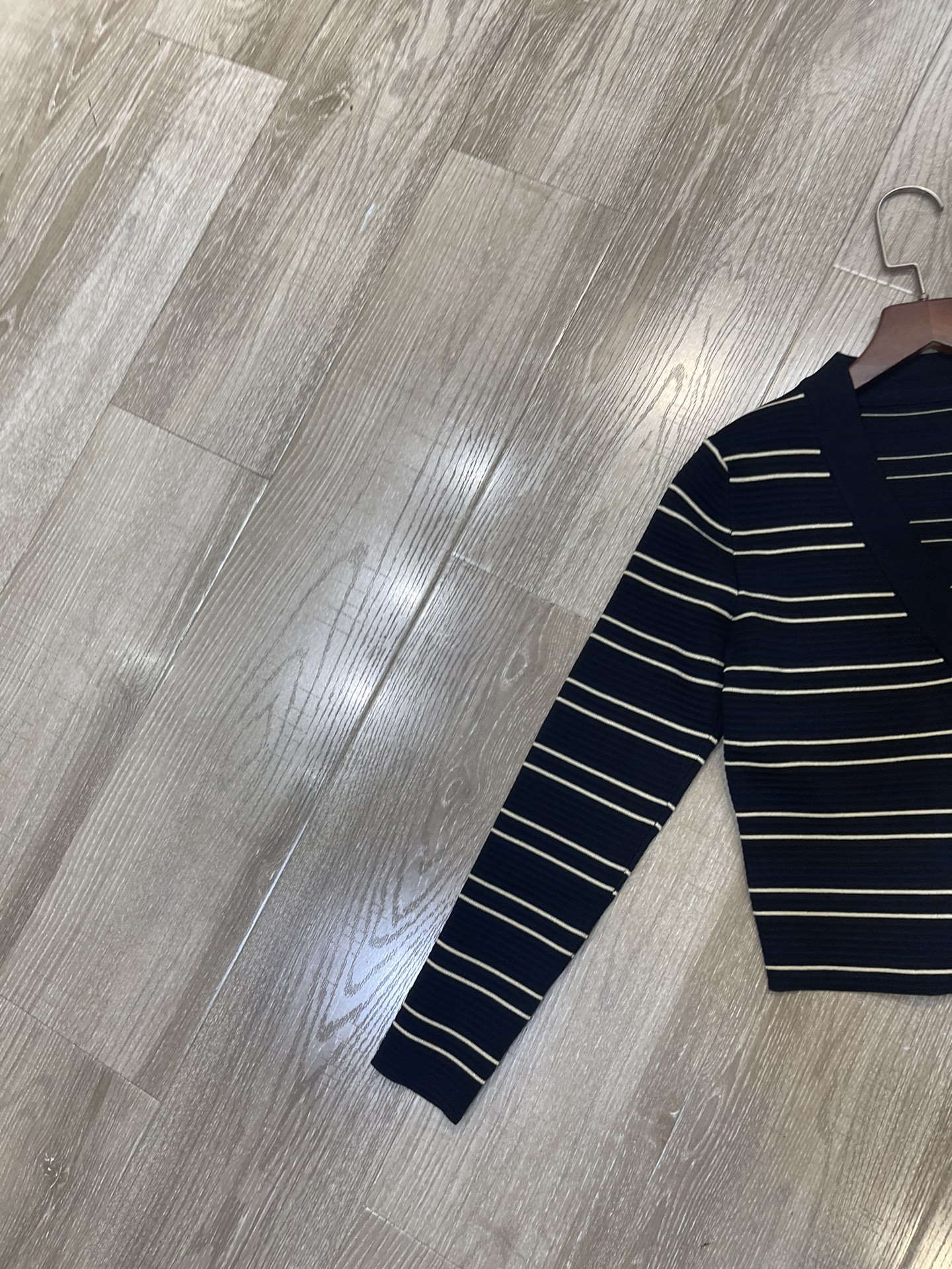 Title: Women’s High-Quality Suit with SSP60 Korea Lining Summary: New early autumn suit features long-sleeved sweater jacket in sml size. - 图片 3