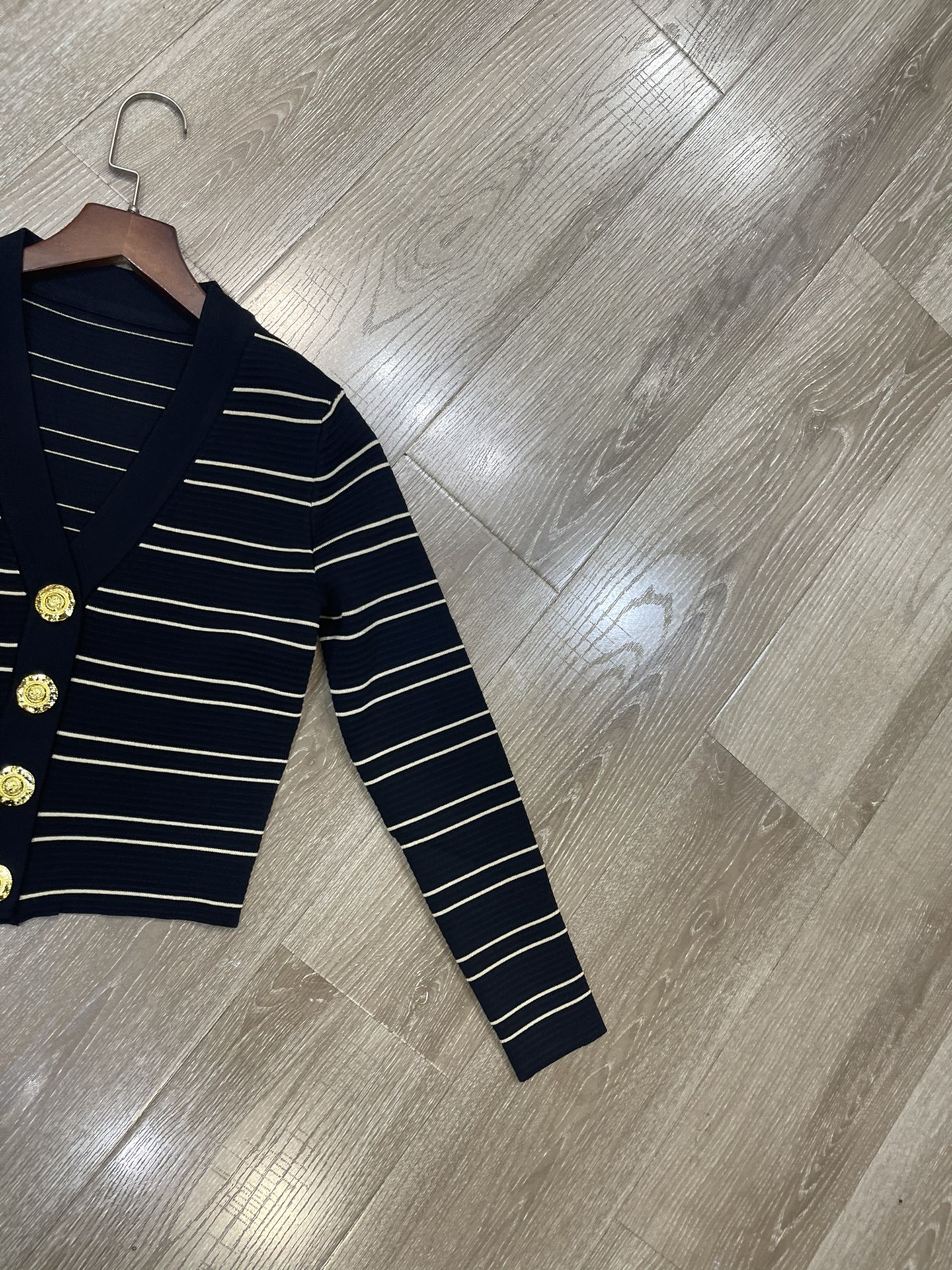 Title: Women’s High-Quality Suit with SSP60 Korea Lining Summary: New early autumn suit features long-sleeved sweater jacket in sml size. - 图片 4