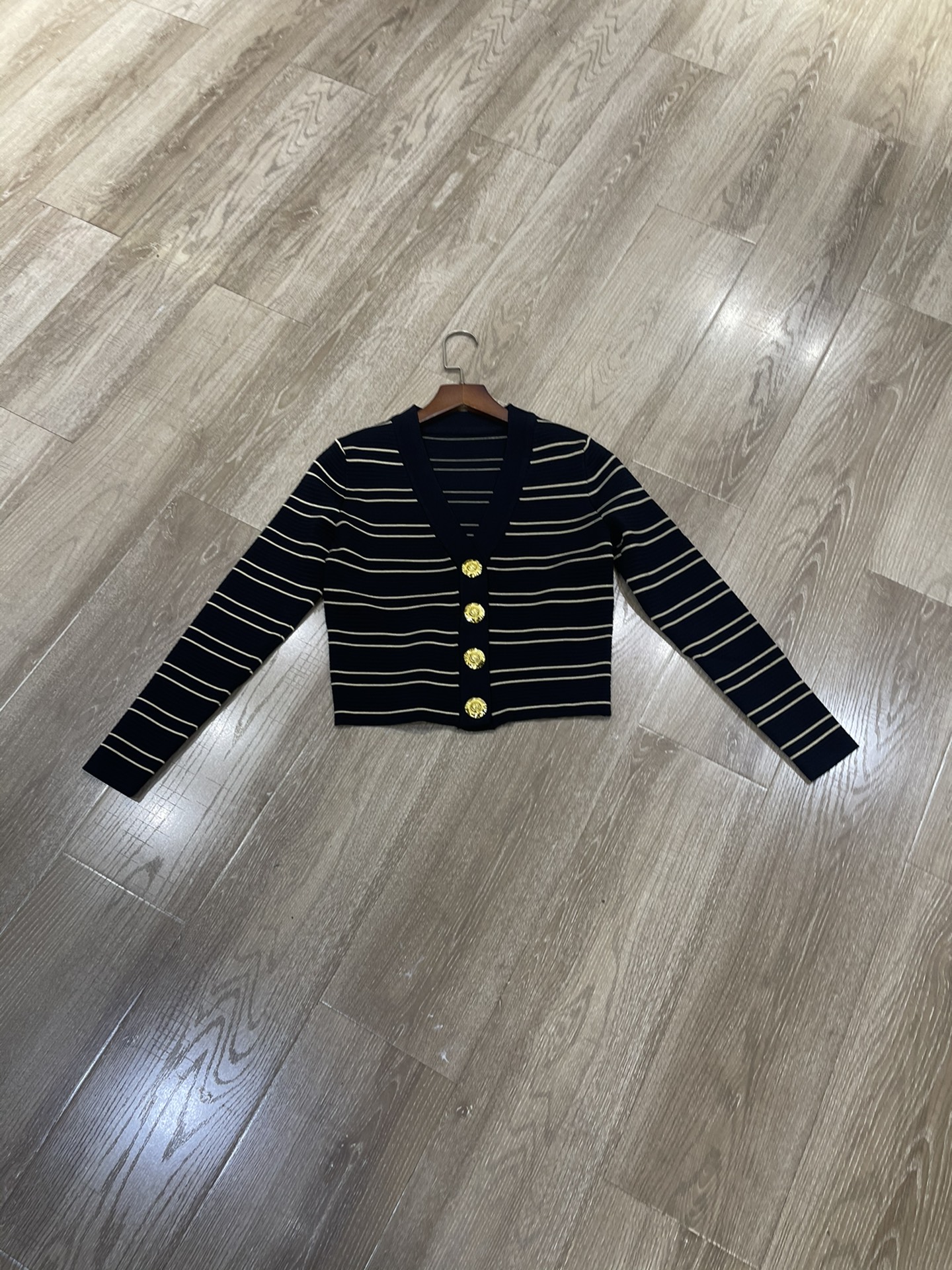 Title: Women’s High-Quality Suit with SSP60 Korea Lining Summary: New early autumn suit features long-sleeved sweater jacket in sml size. - 图片 1