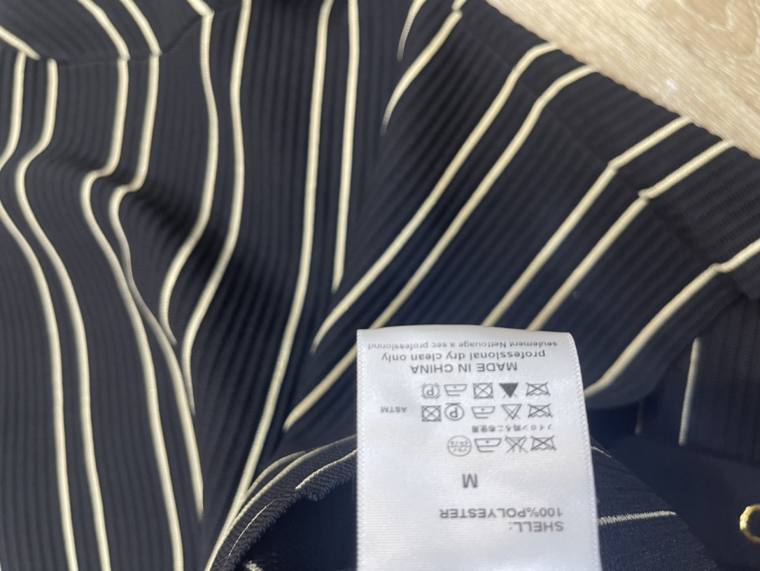 Title: Women’s High-Quality Suit with SSP60 Korea Lining Summary: New early autumn suit features long-sleeved sweater jacket in sml size. - 图片 8