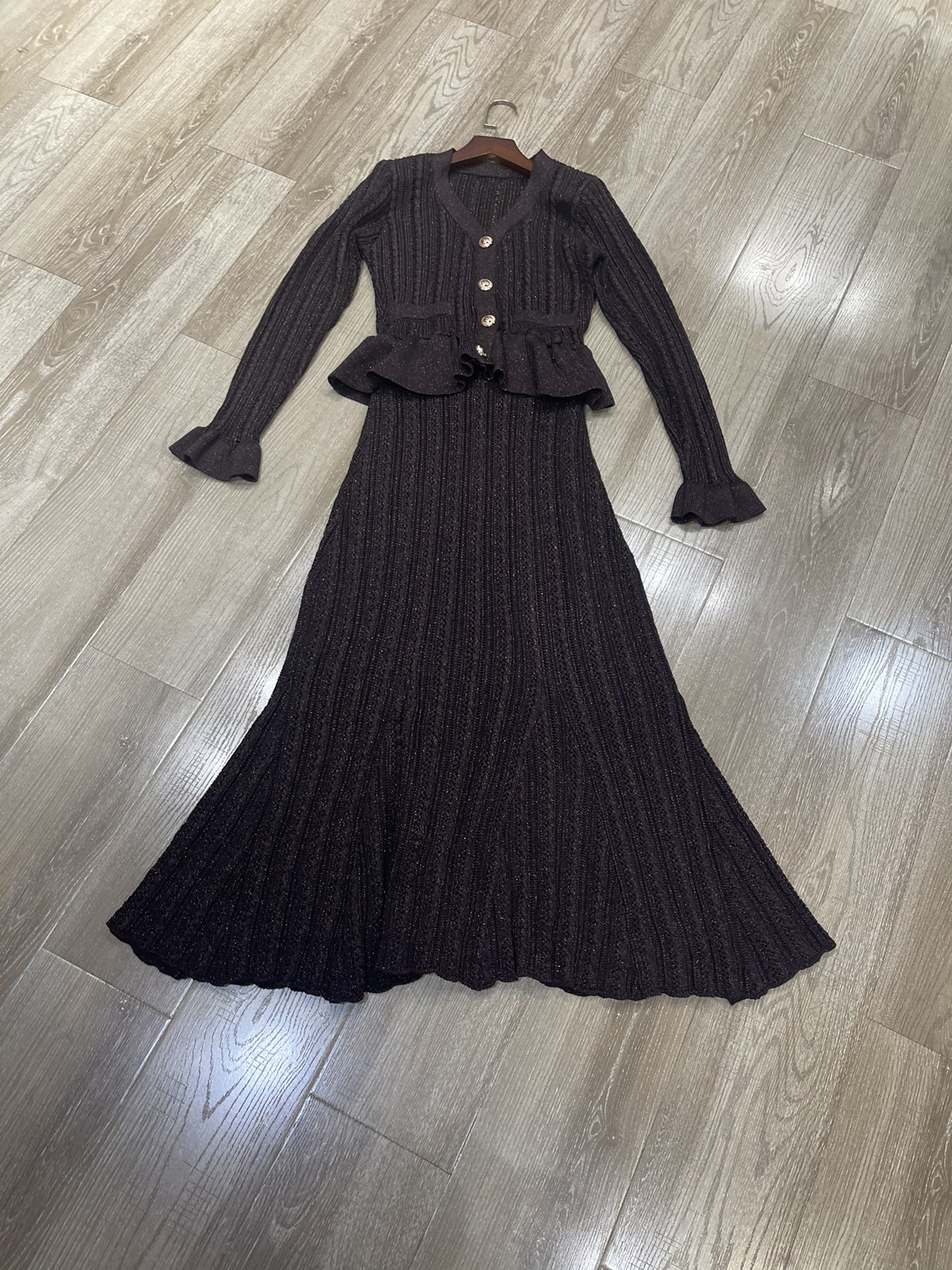 High-End Quality Women’s Clothes: V-Minus-Wielding-Fish-Tailed Dress Summary