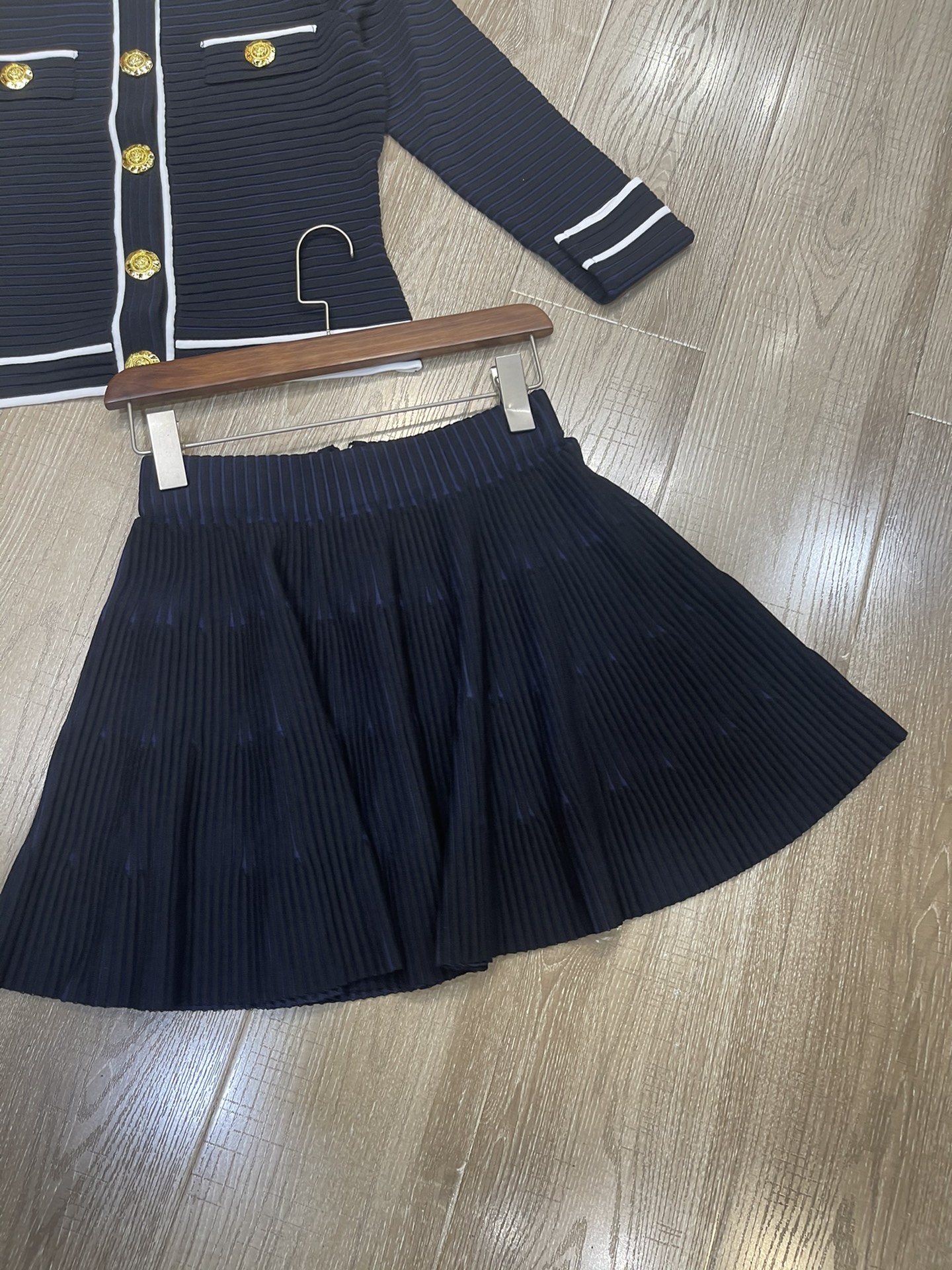 “High-Quality Women’s Outfits: P864 Sets, P612 Shirts, P552 Skirts, New Cash.Sml Packing” - 图片 5